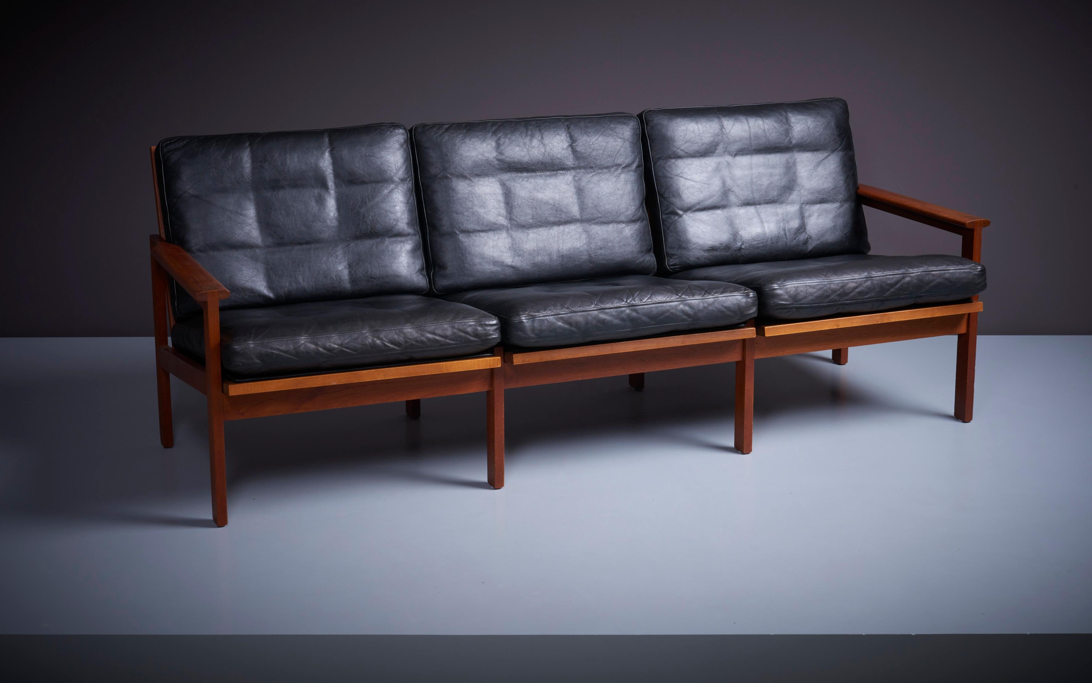 Illum Wikkelso 'Capella' Set of 2x Black Leather Sofa & Side Table Denmark 1960s For Sale 3