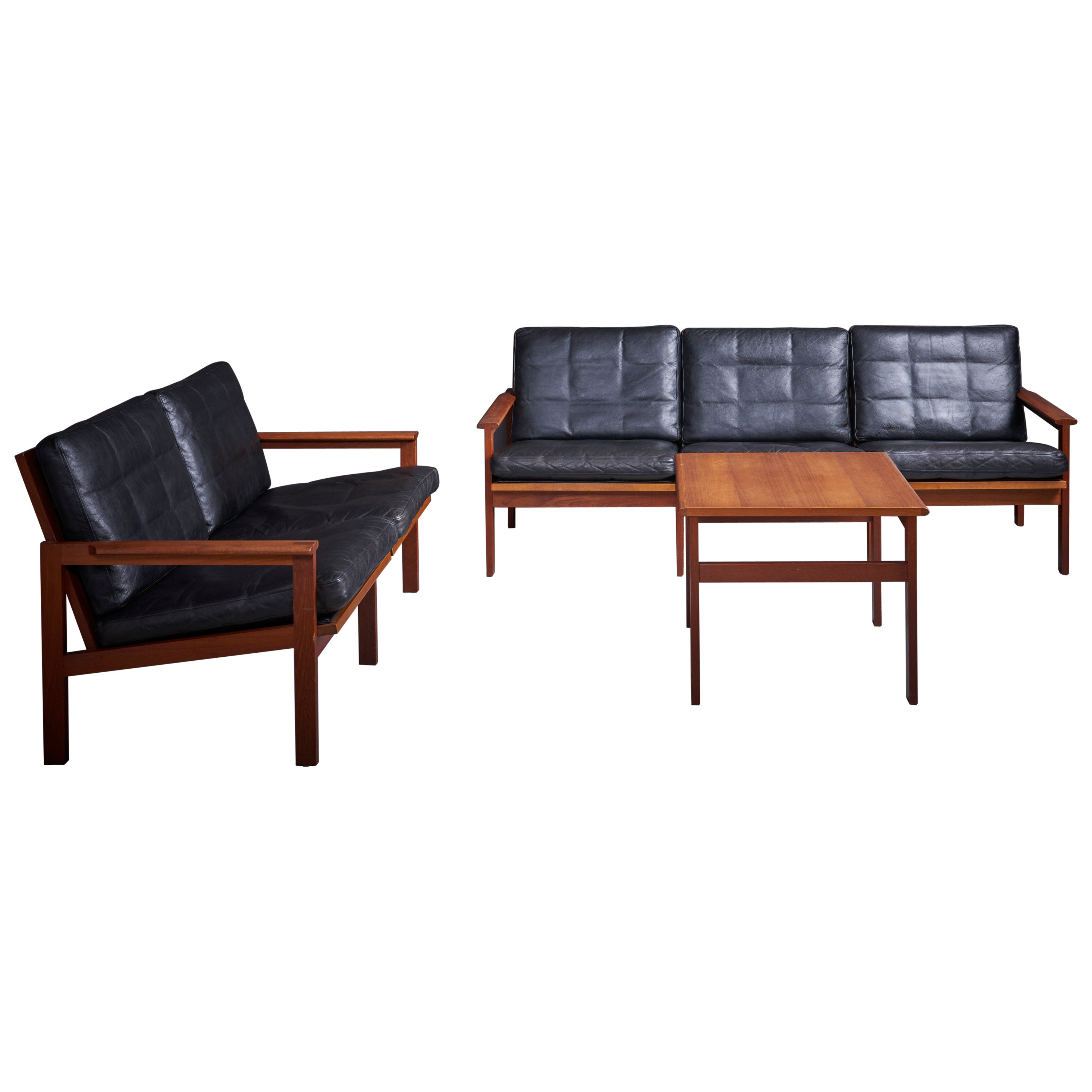 Illum Wikkelso 'Capella' Conjunto de 2 sofás y mesa auxiliar de cuero negro Dinamarca Años 60 en venta