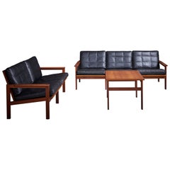 Illum Wikkelso 'Capella' Ensemble de 2 canapés et tables d'appoint en cuir noir Danemark années 1960