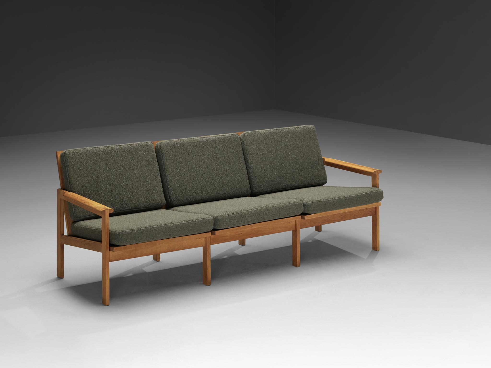Illum Wikkelso 'Capella' Dreisitzer-Sofa aus Eiche und Waldgrünen Kissen (Skandinavische Moderne) im Angebot