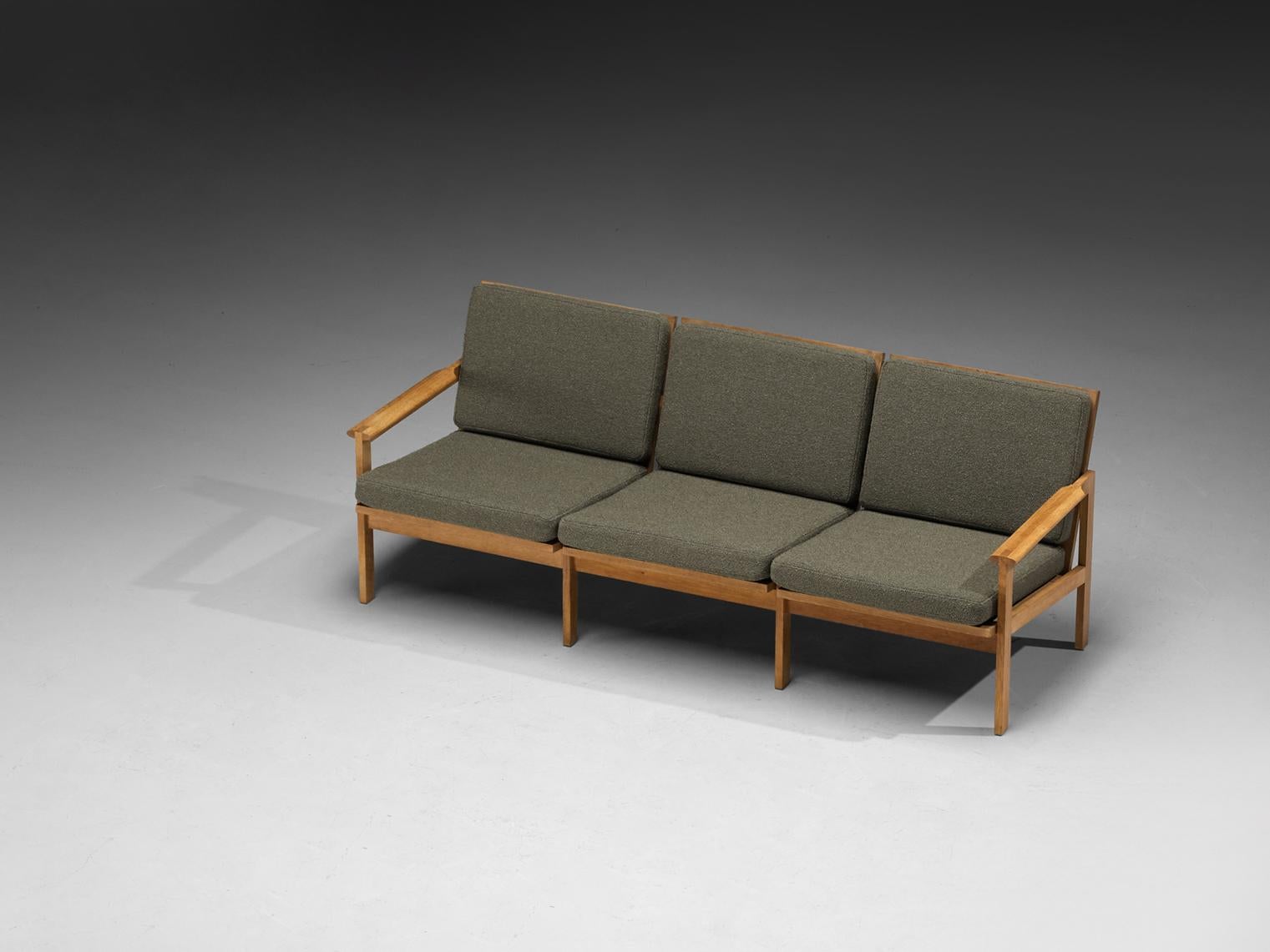 Illum Wikkelso 'Capella' Dreisitzer-Sofa aus Eiche und Waldgrünen Kissen (Dänisch) im Angebot