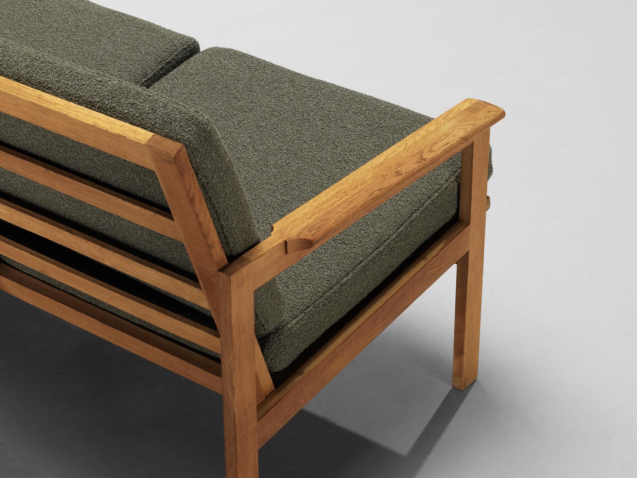 Illum Wikkelso 'Capella' Dreisitzer-Sofa aus Eiche und Waldgrünen Kissen (Mitte des 20. Jahrhunderts) im Angebot