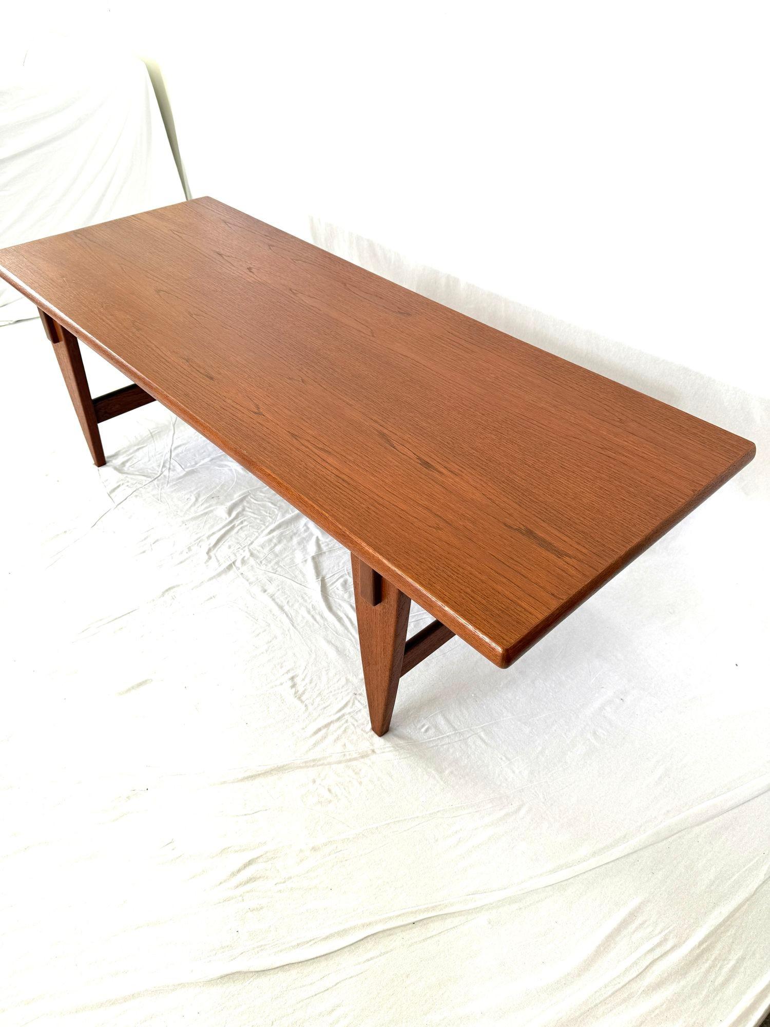 Table basse Illum Wikkelso. Le bois est du teck. Superbes pieds de table. Non marqué.