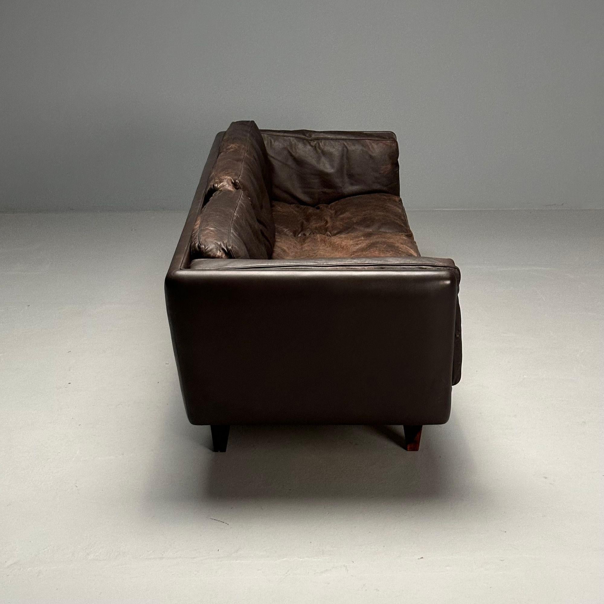 Illum Wikkelsö, Danish Mid-Century Modern Sofa, Distressed Brown Leather, 1960s For Sale 5