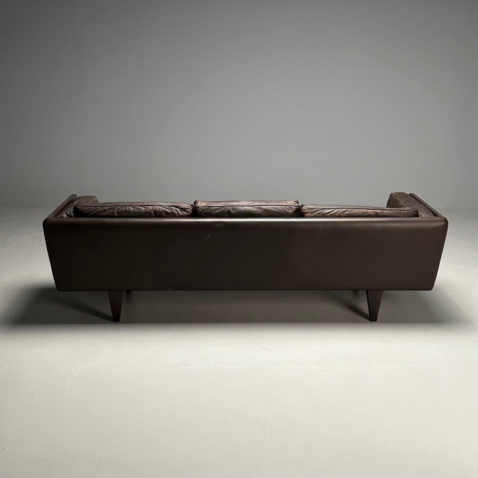 Illum Wikkelsö, Danish Mid-Century Modern Sofa, Distressed Brown Leather, 1960s For Sale 6