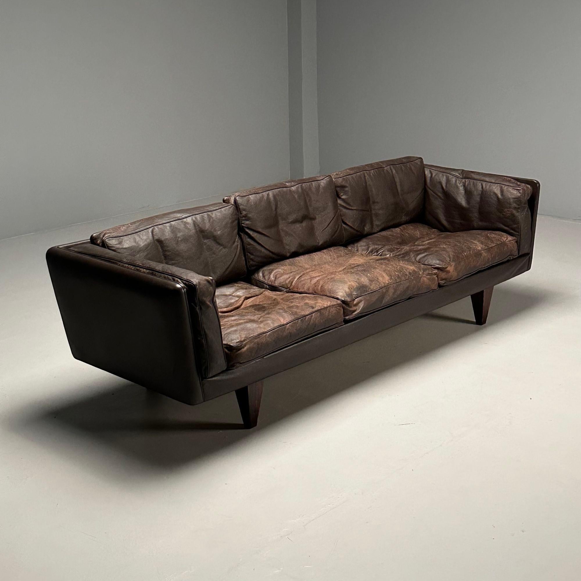 Illum Wikkelsö, Danish Mid-Century Modern Sofa, Distressed Brown Leather, 1960s For Sale 7
