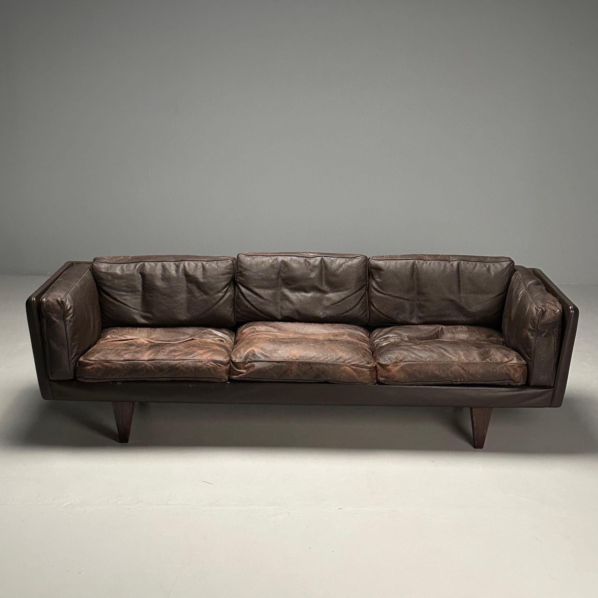 Illum Wikkelsö, Danish Mid-Century Modern Sofa, Distressed Brown Leather, 1960s For Sale 1