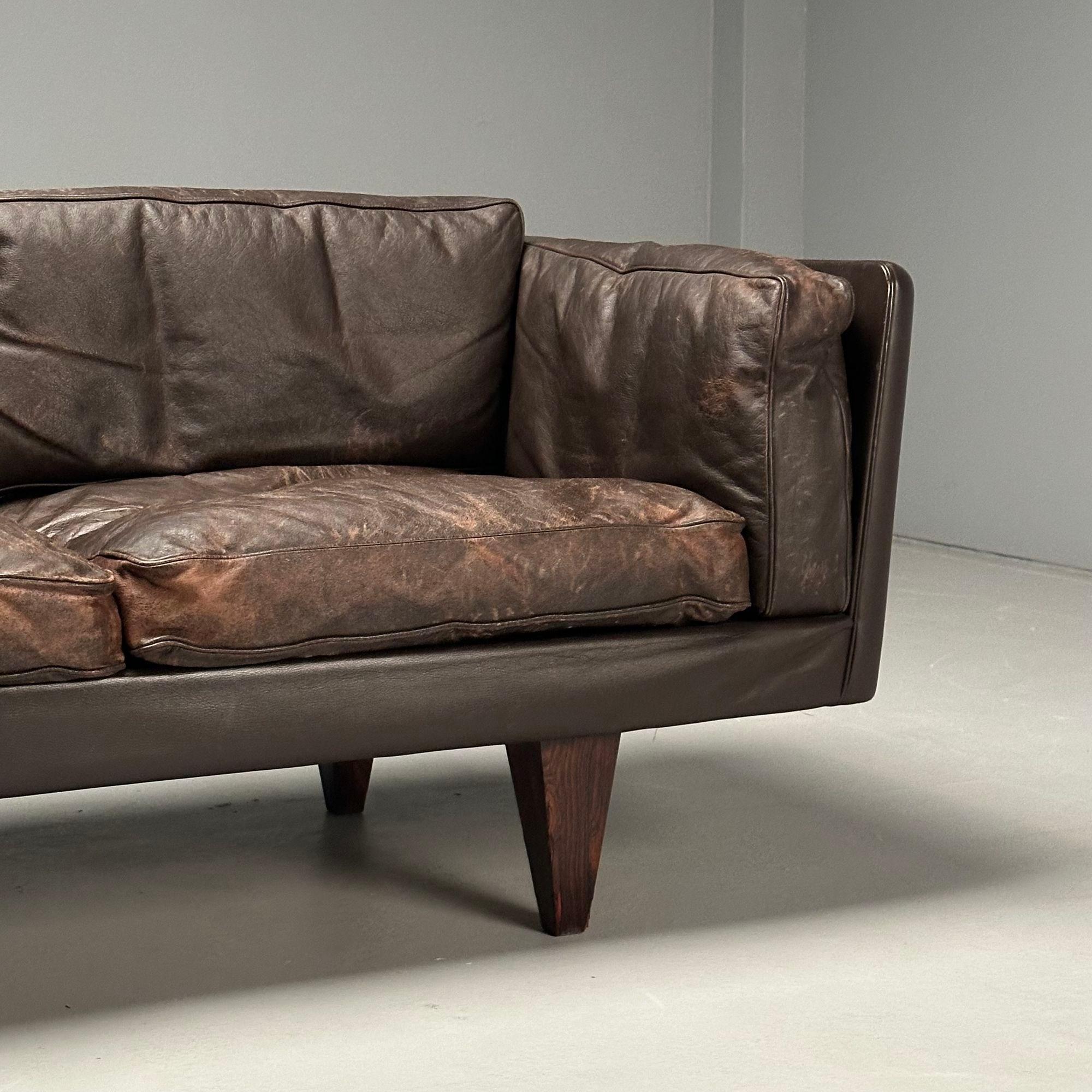 Illum Wikkelsö, Danish Mid-Century Modern Sofa, Distressed Brown Leather, 1960s For Sale 2