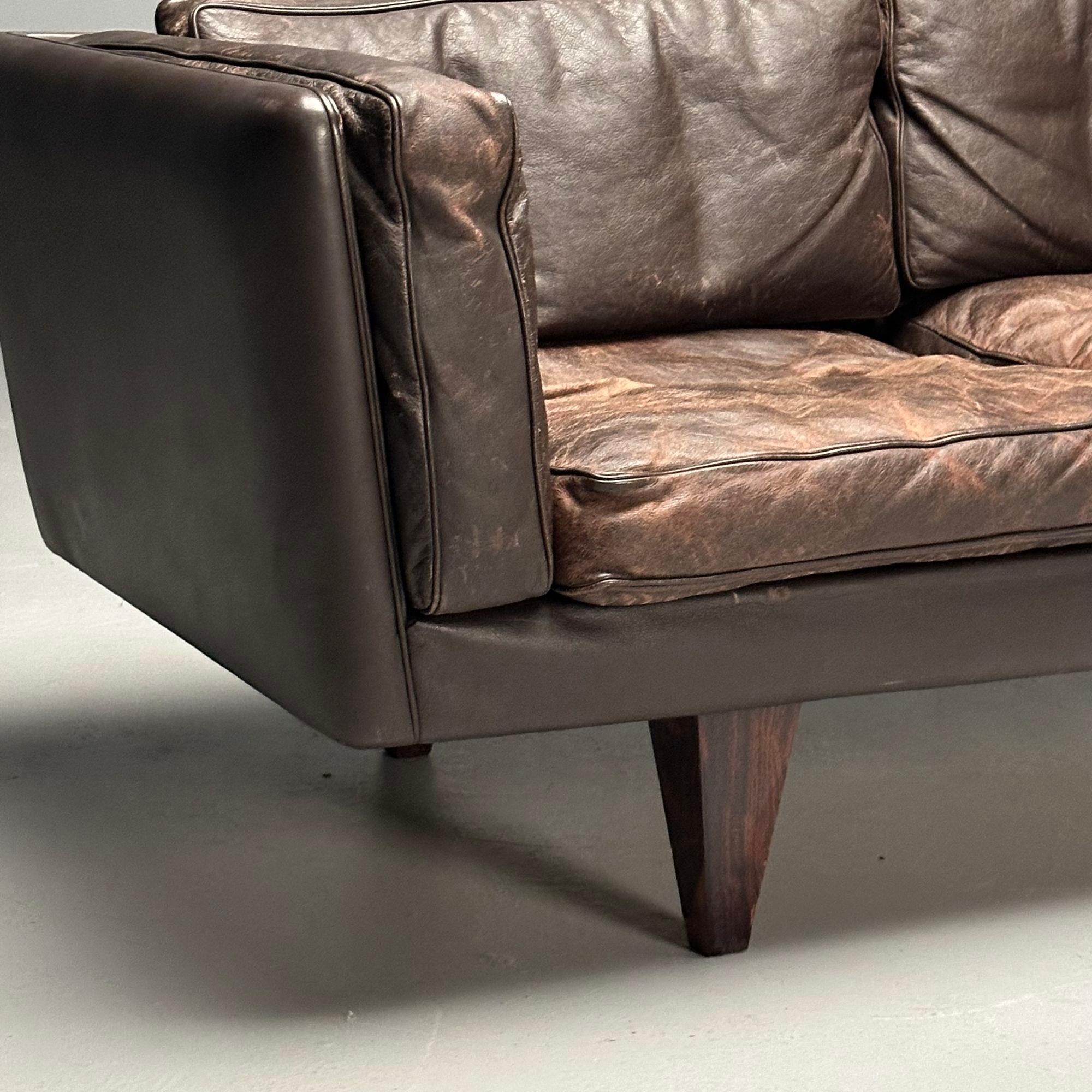 Illum Wikkelsö, Danish Mid-Century Modern Sofa, Distressed Brown Leather, 1960s For Sale 3