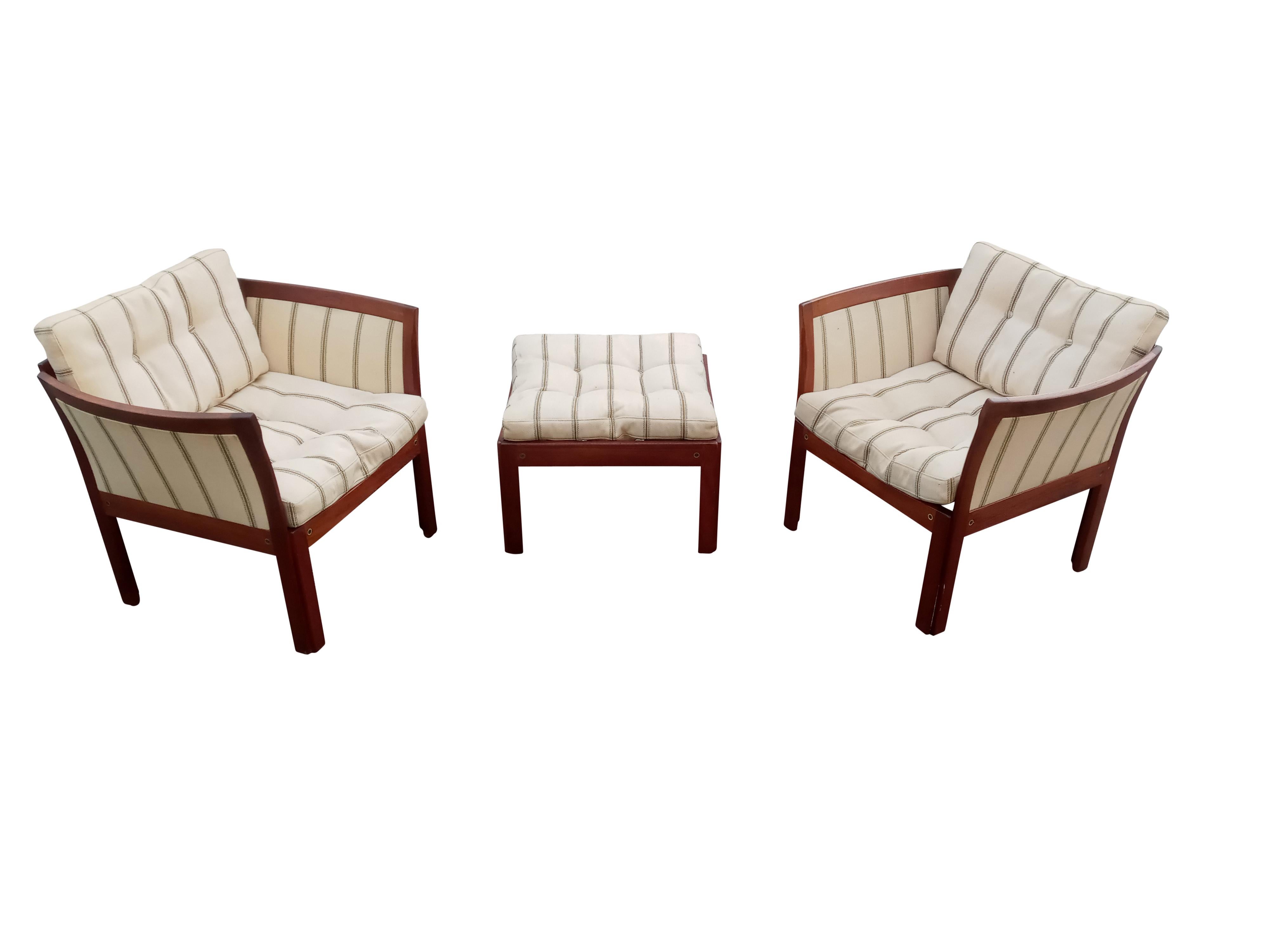 Dänisches Paar Plexus-Stühle und Ottomane aus Teakholz mit Originalpolsterung von Illum Wikkelso (Moderne der Mitte des Jahrhunderts) im Angebot