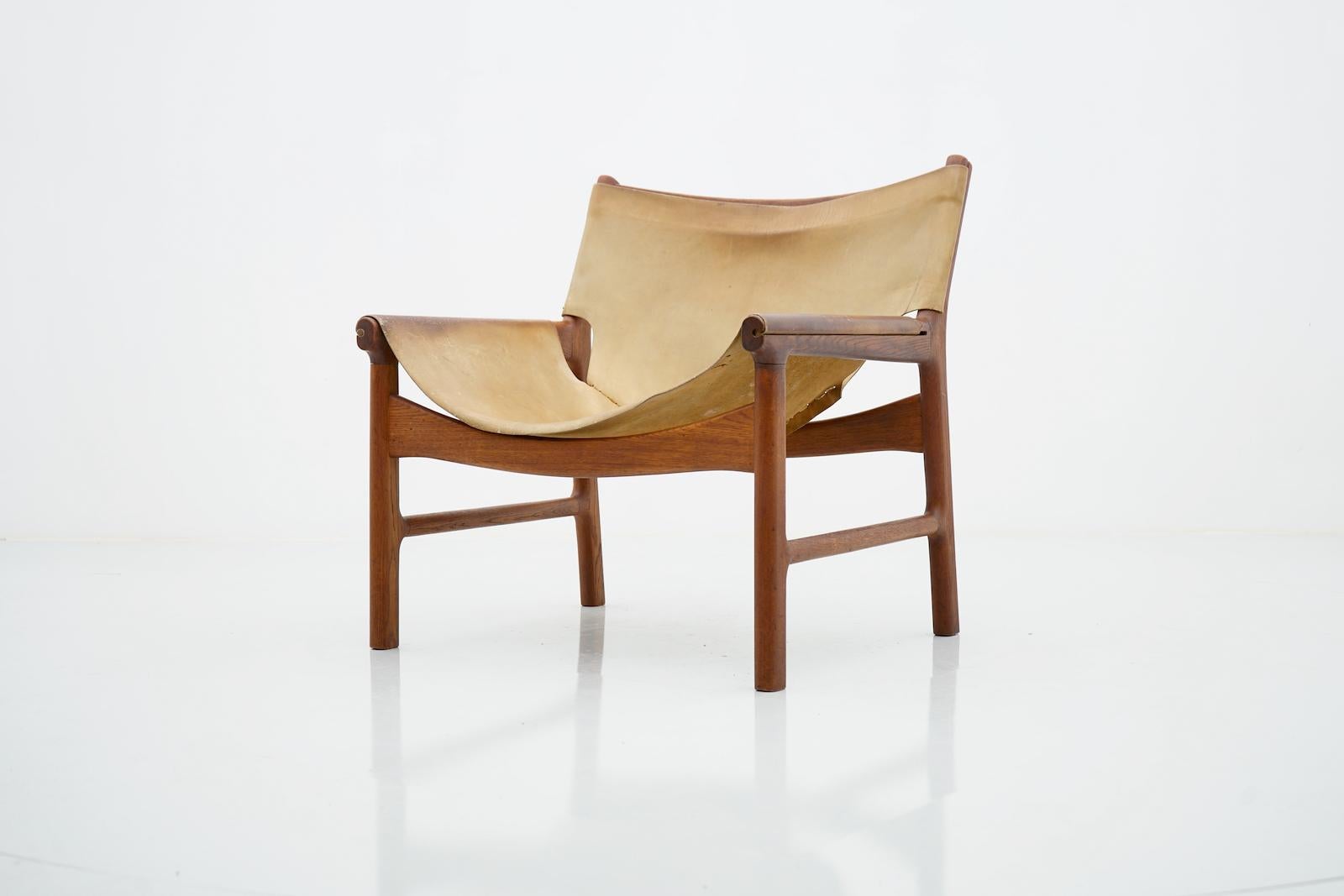 Einer der drei seltenen Easy Chairs von Illum Wikkelsoe für Michael Laursen, Dänemark, 1959.
Die Stühle sind aus Teakholz und hellbraunem Leder gefertigt
Der Zustand ist gut mit Gebrauchsspuren und schöner Patina.
Abmessungen: B 70 cm, H 73 cm, T 65