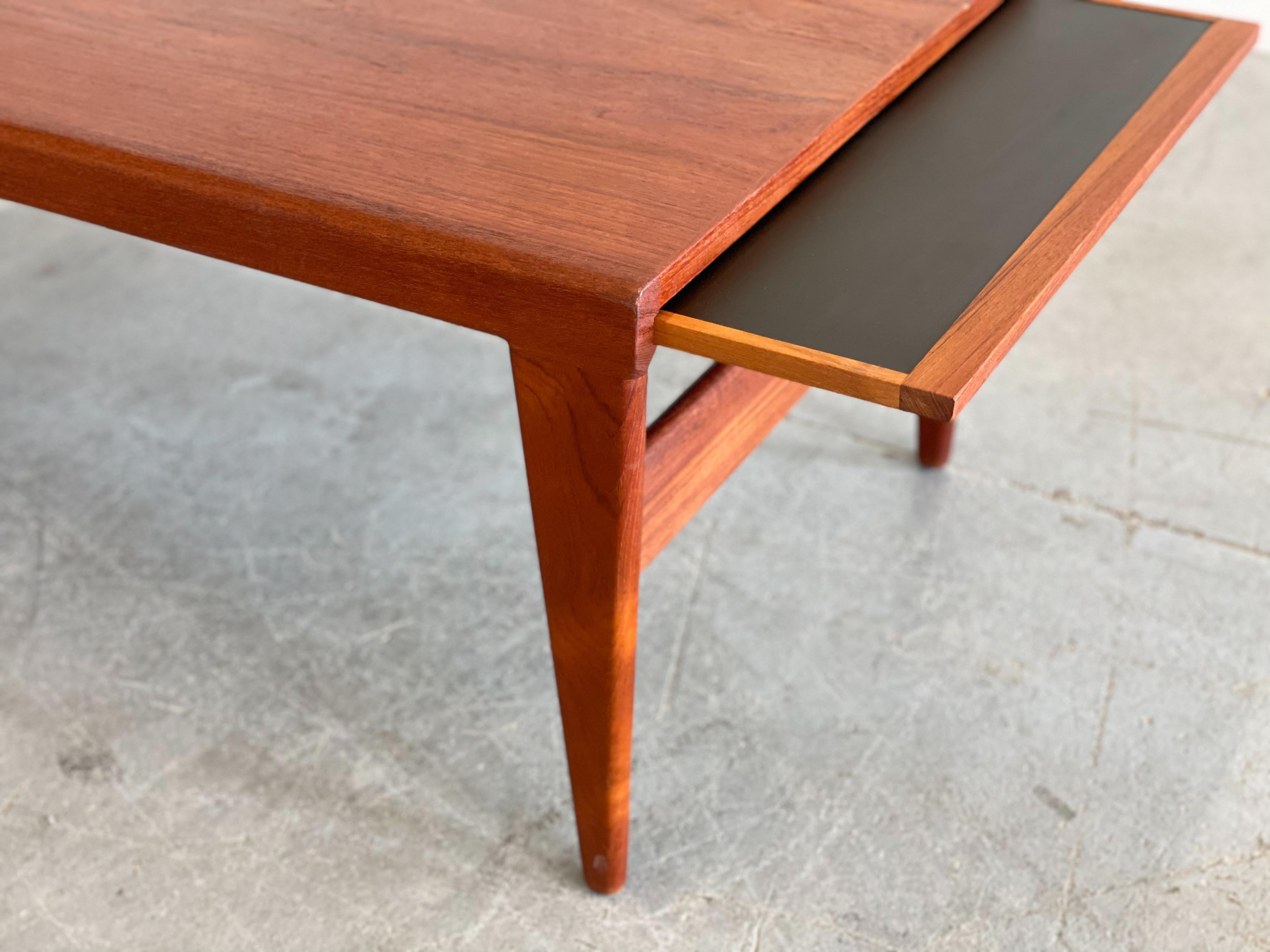 Illum Wikkelso Expanding Teak Coffee Table for Kofoeds Mobelfabrik In Good Condition For Sale In Winnipeg, MB