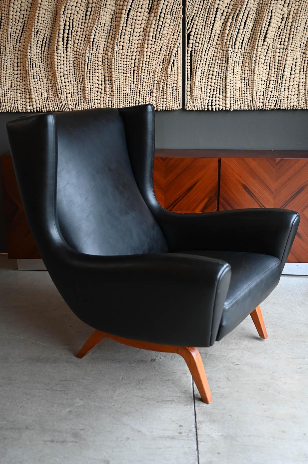 Illum Wikkelso für Soren Willadsen Modell 110 Wingback Lounge Chair, ca. 1955 (Leder) im Angebot