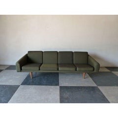 Illum Wikkelso Viersitzer-Sofa mit runden, sich verjüngenden Beinen aus Teakholz