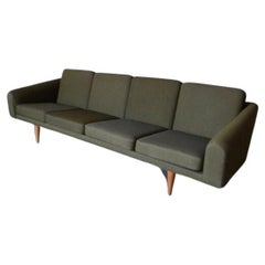 Illum Wikkelso Viersitzer-Sofa mit runden, sich verjüngenden Beinen aus Teakholz