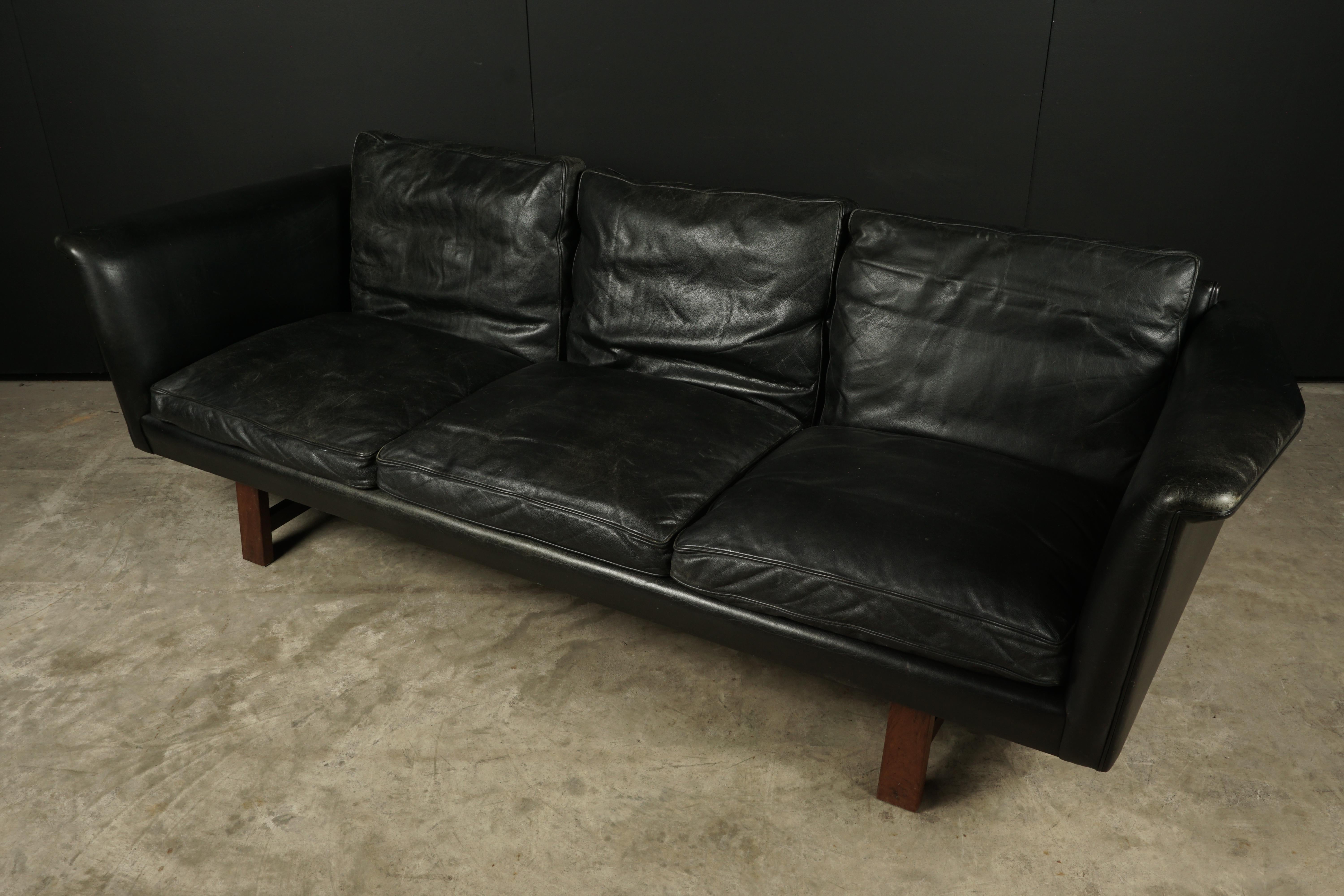 Vintage Illum Wikkelso leather sofa, Denmark, circa 1970. Original black leather upholstery. Produced by Aarhus Polstrermøbelfabrik, Model 493.