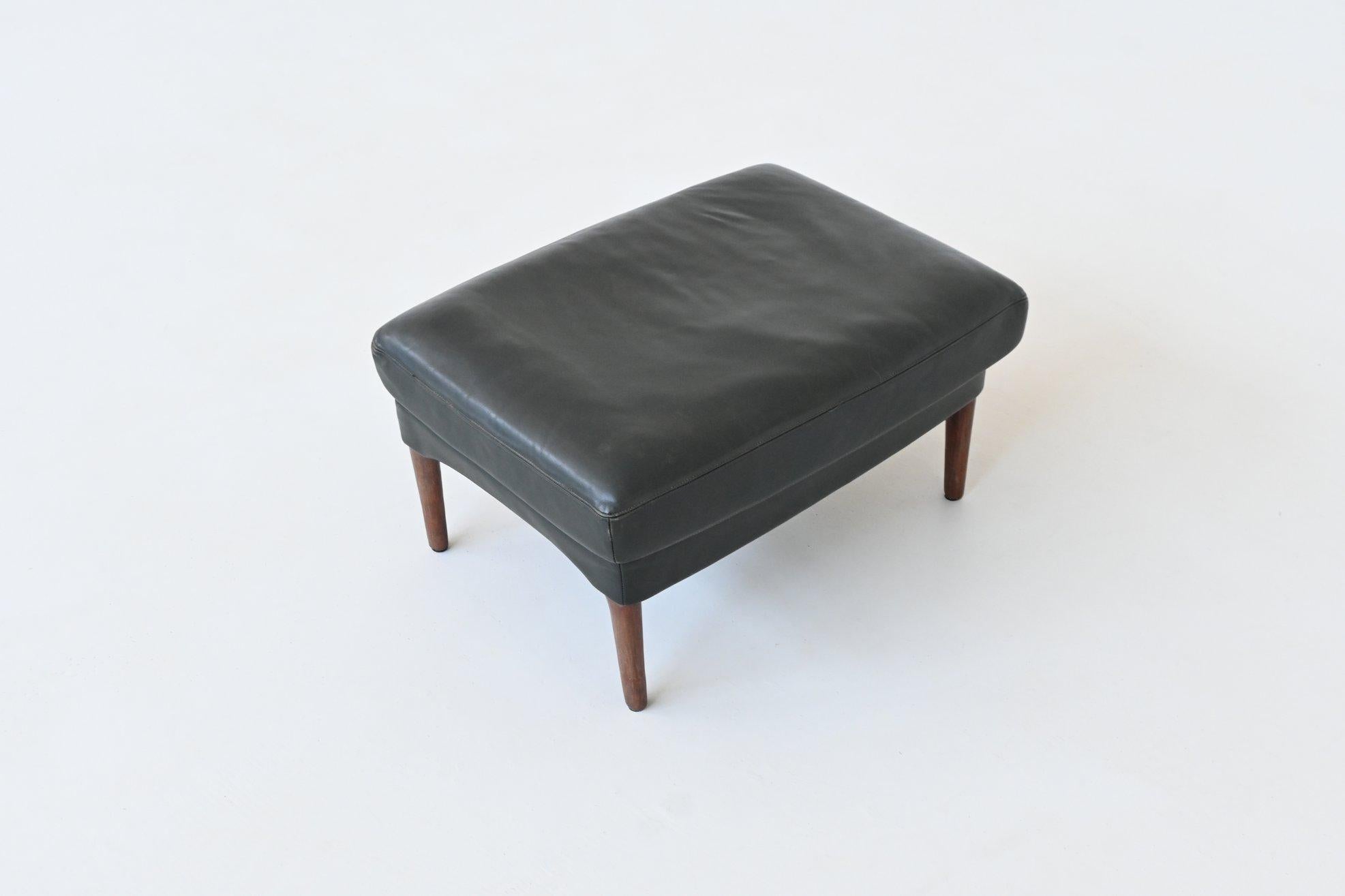 Illum Wikkelso lounge chair and foot stool in leather Denmark 1960 For Sale 14