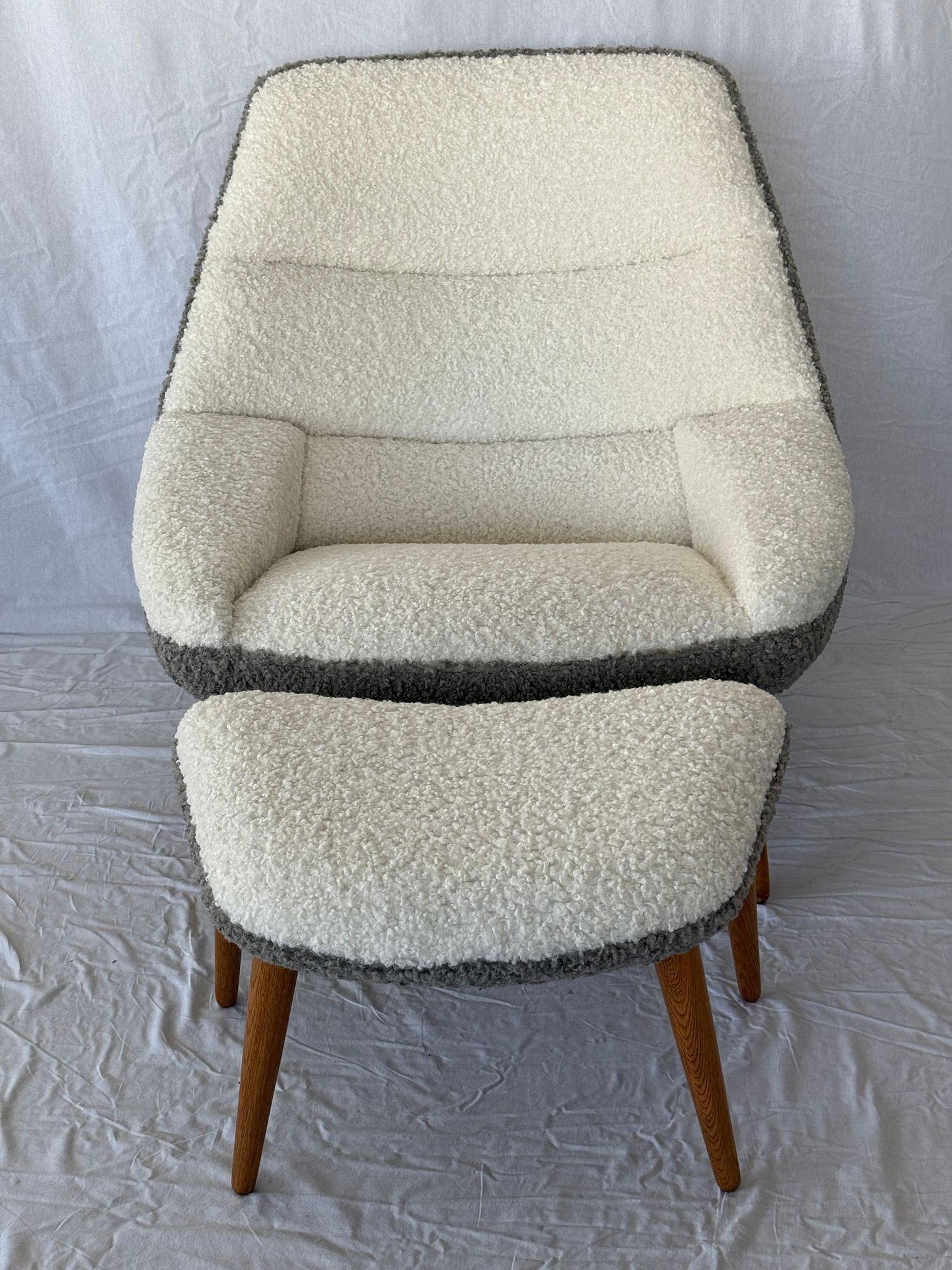 Illum Wikkelso ML-91 Chaise longue et pouf. Produit par Michael Laursen. New Boucle Upholstery.  Les mesures du tabouret sont : 24