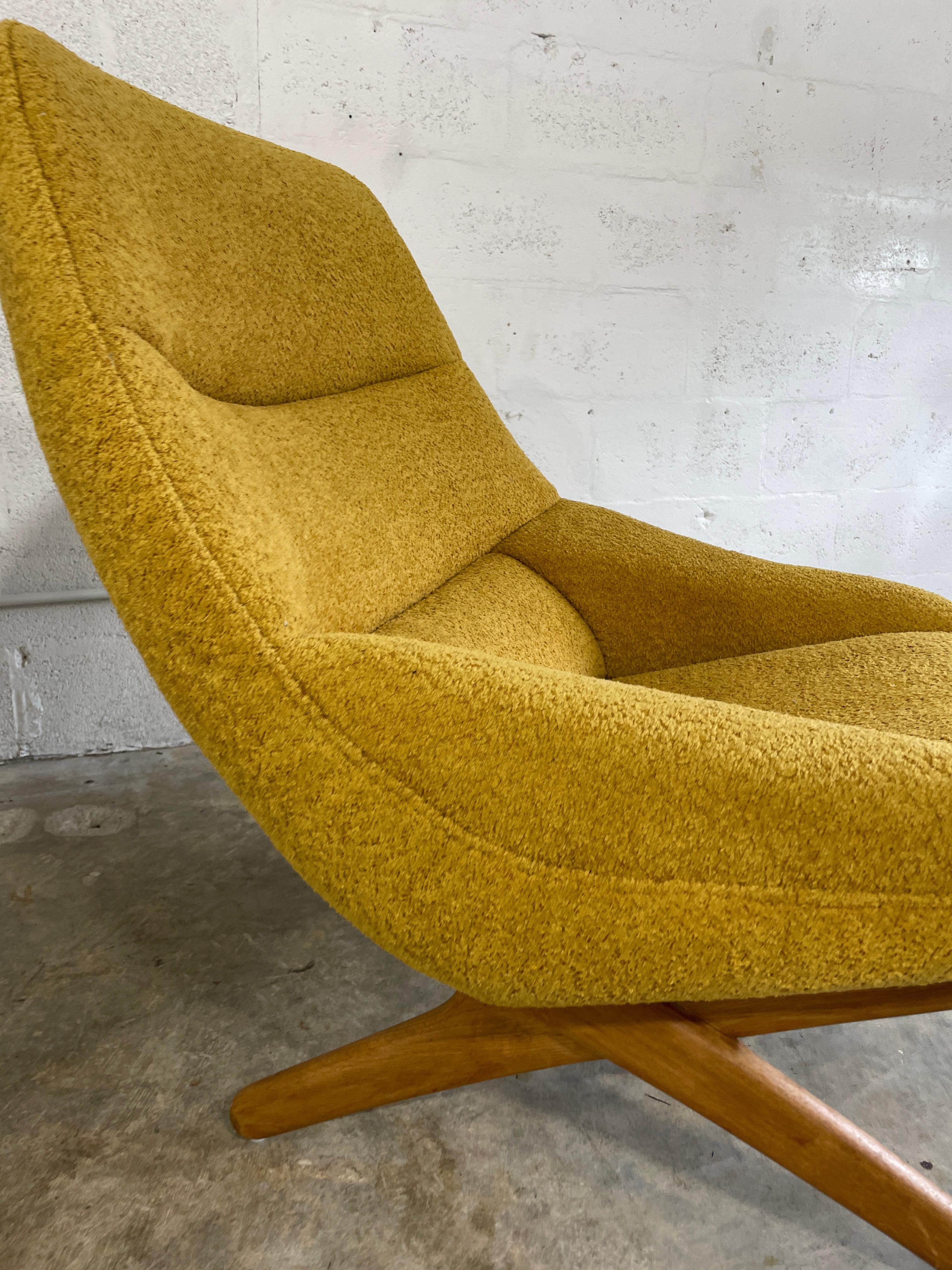 Illum Wikkelso lounge chair model ML-91 for Michael Larsen, Denmark. Sculptural oak x form base. Reupholstered recently.