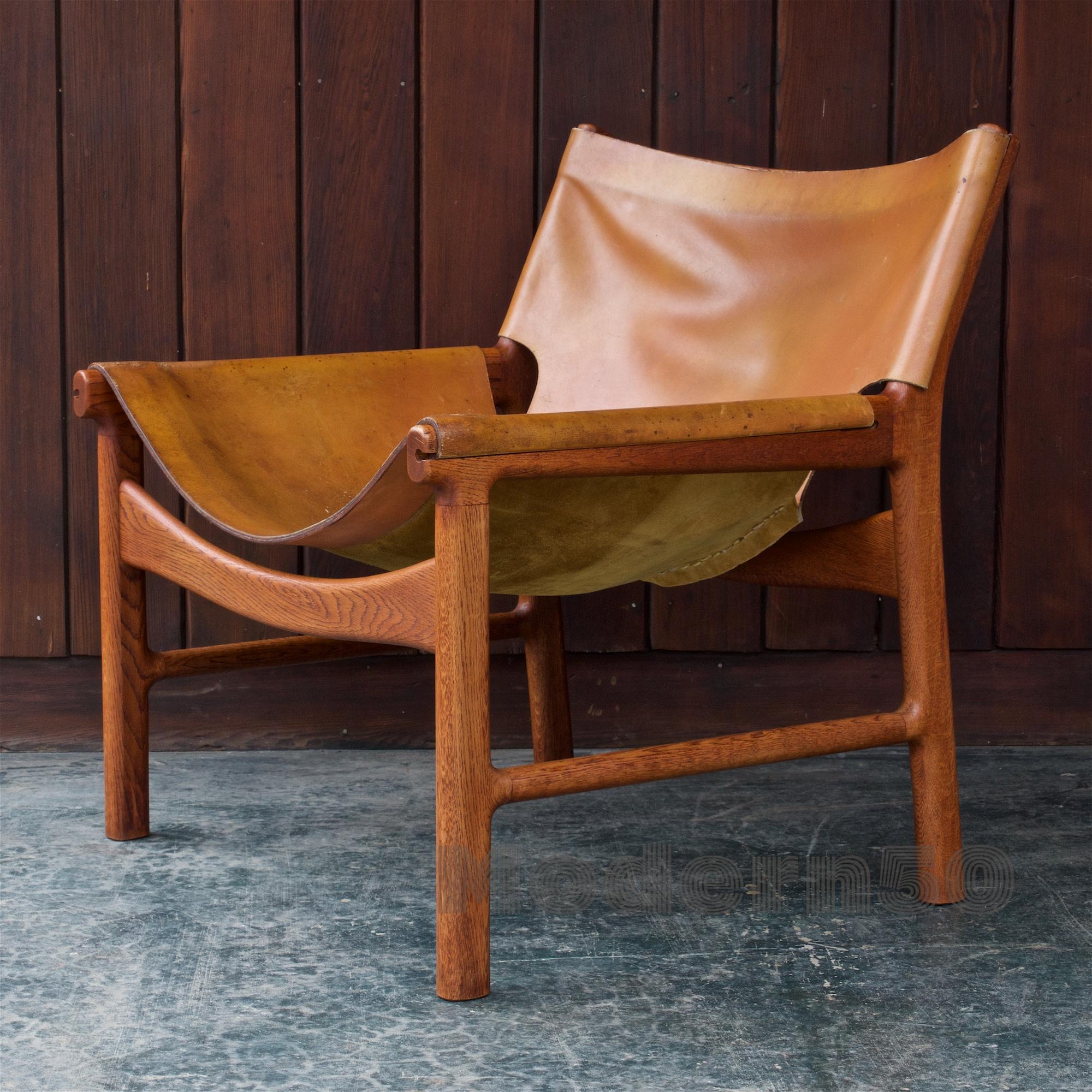 Illum Wikkelsø for Mikael Laursen, easy chair model no.103, in cognac leather and oak. Made in Denmark in the late 1950s. Measures: Seat height is 14 1/8 in. and the arm heights are 19 1/4 in.
  