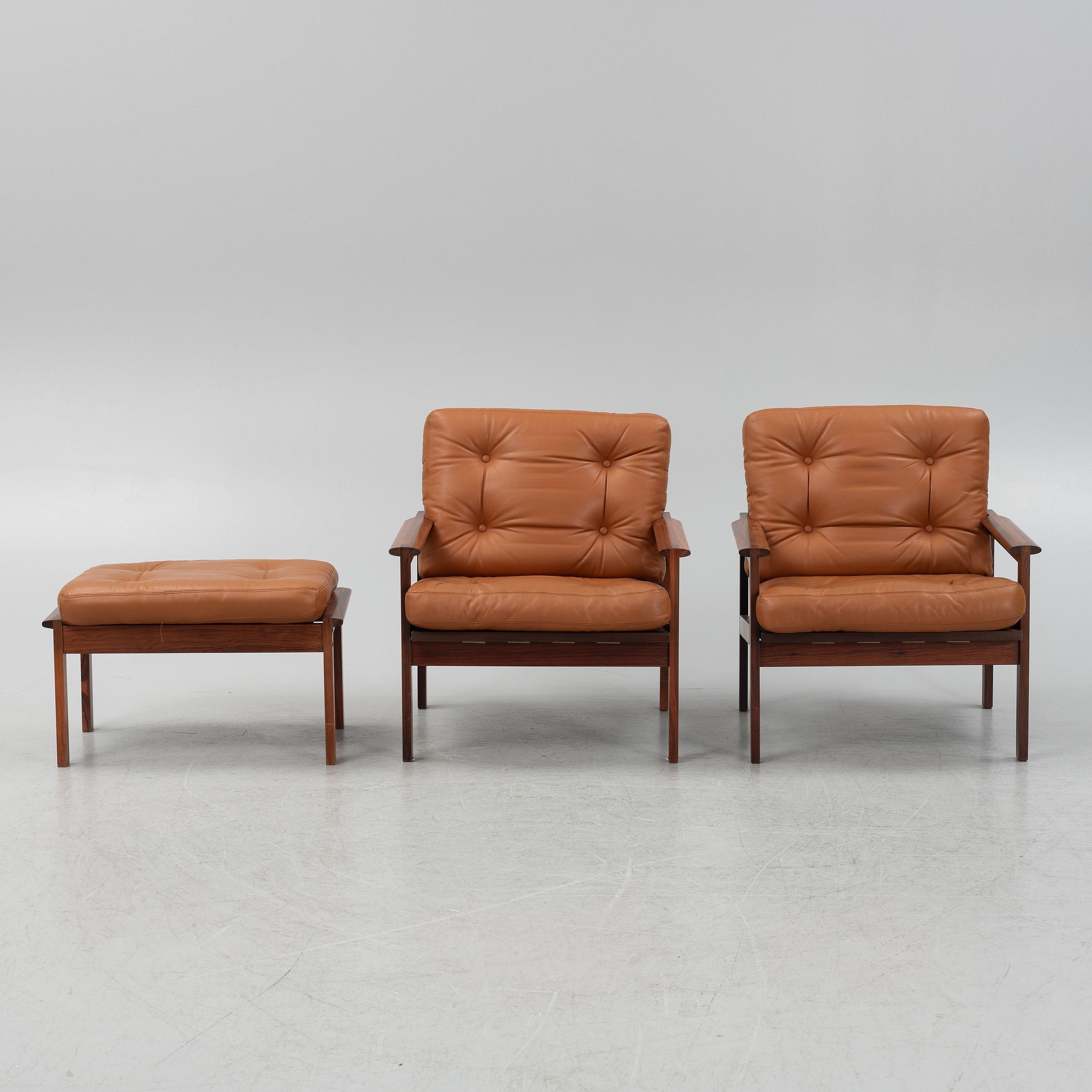 Illum Wikkelso pair of 'Capella'  armchairs with pouf Denmark 1960 In Good Condition For Sale In Paris, FR