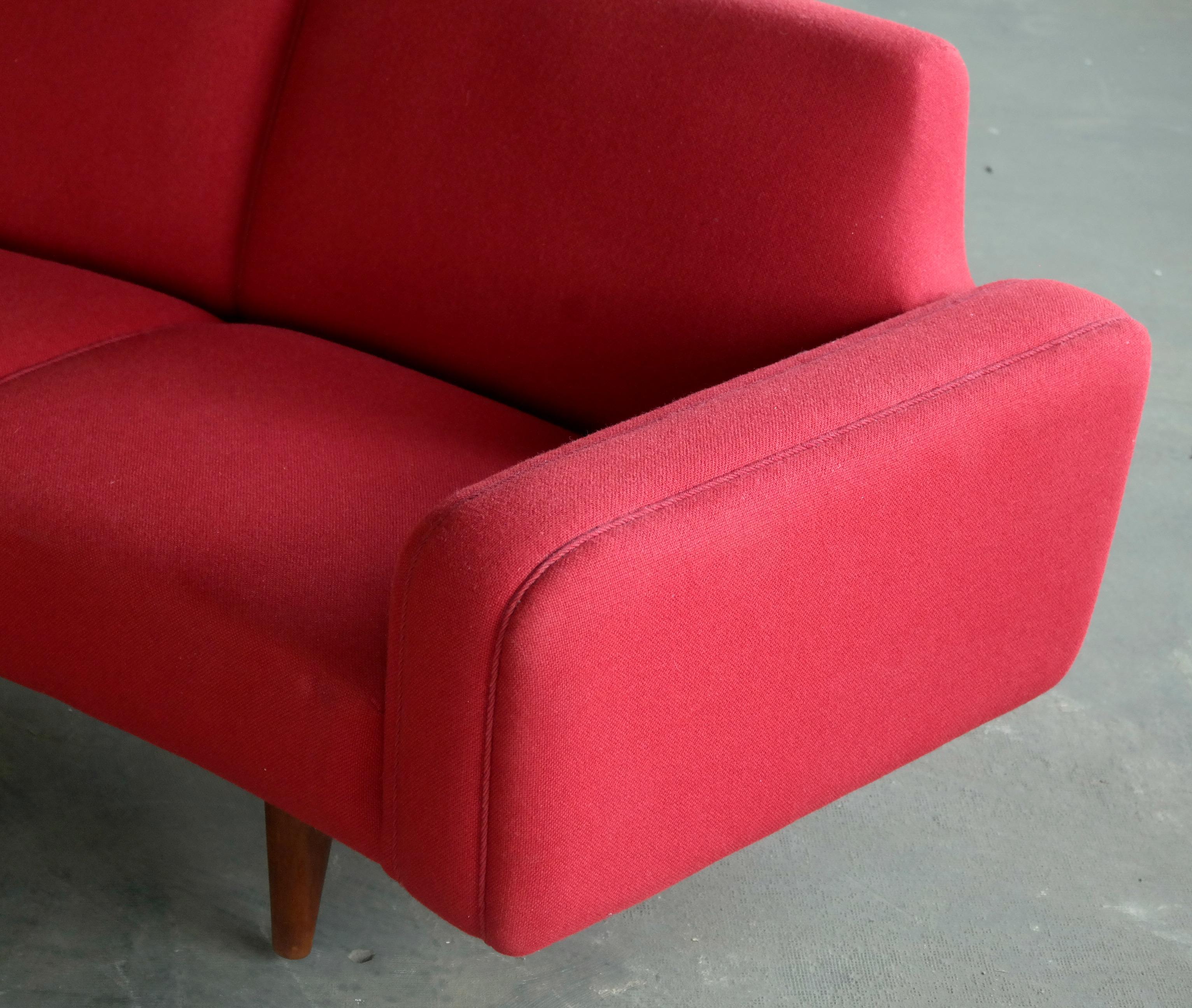 Illum Wikkelso Zwei große geschwungene Sofas aus den 1960er Jahren Modell 450 für Aarhus Polster 2