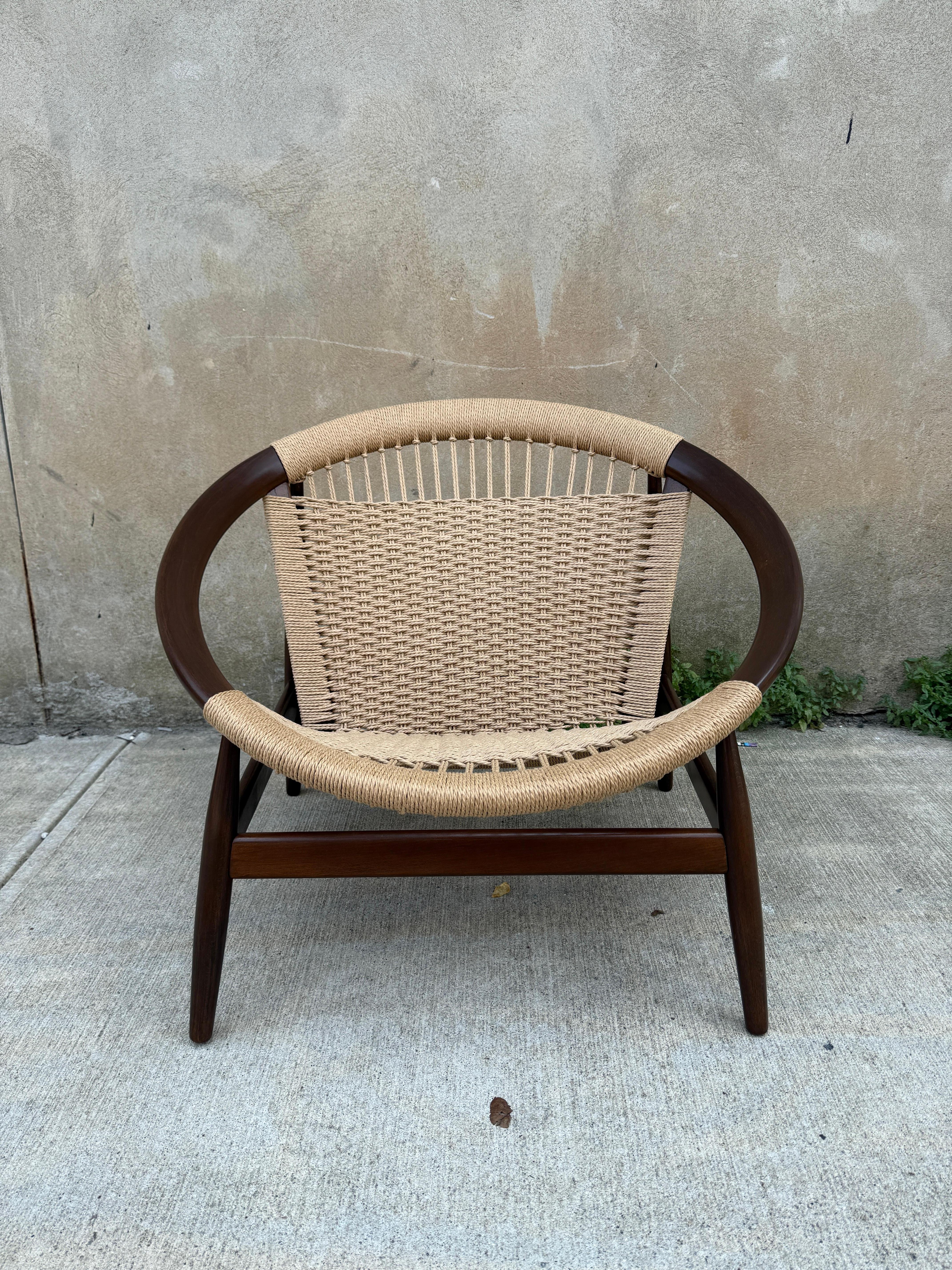 Bel exemple de la chaise longue Ringstol d'Illum Wikkelso.  Entièrement restaurée avec un cadre en bois remis à neuf et une corde flambant neuve !  Merveilleusement confortable et étonnamment cool.  À ne pas manquer