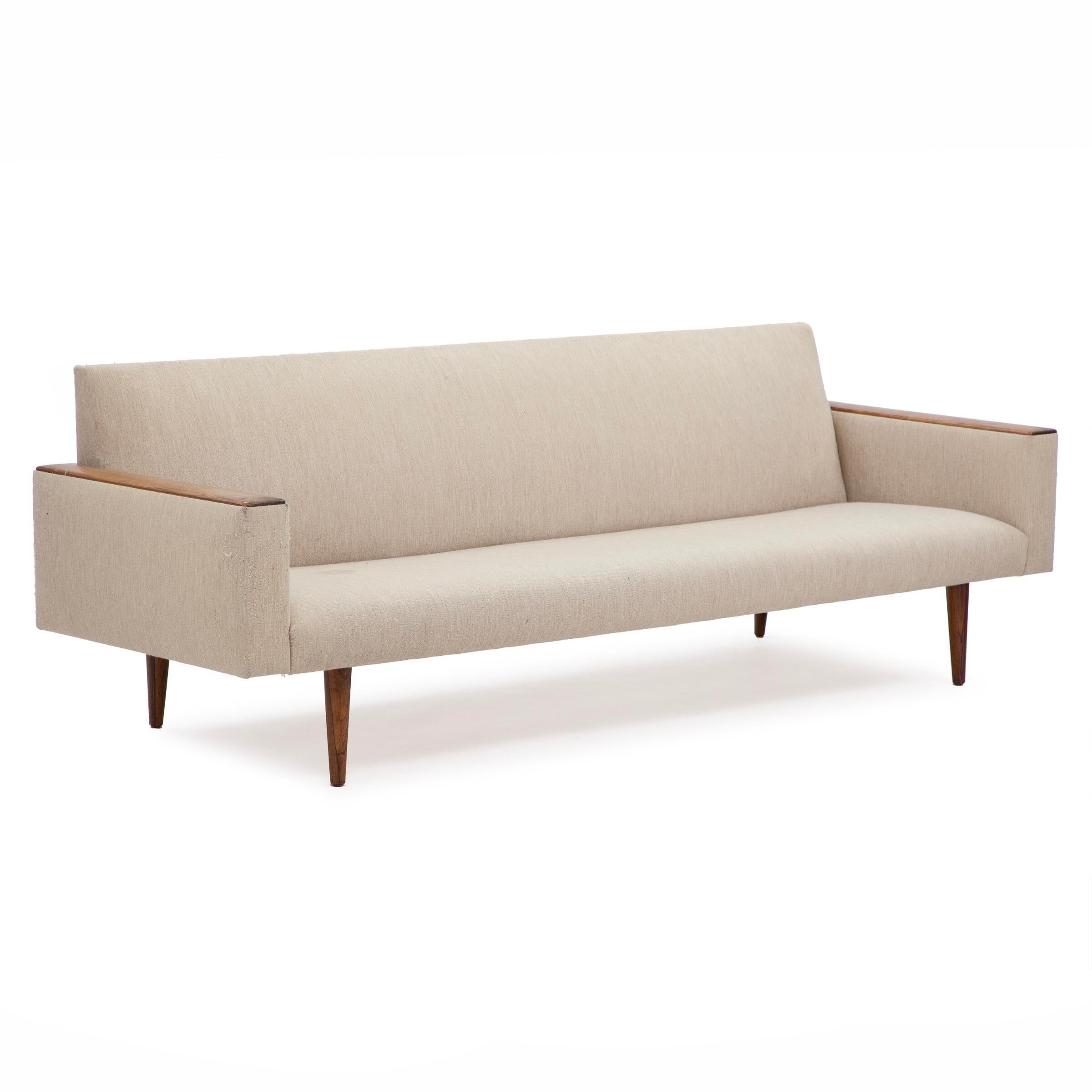 Beeindruckendes Sofa aus den 1960er Jahren von der dänischen Design-Ikone Illum Wikkelsø als Modell 10 für den Möbelschreiner Soren Willadsen. Sofa mit Armlehnen und spitz zulaufenden Beinen aus Palisanderholz. Gepolstert mit leichter Wolle, die