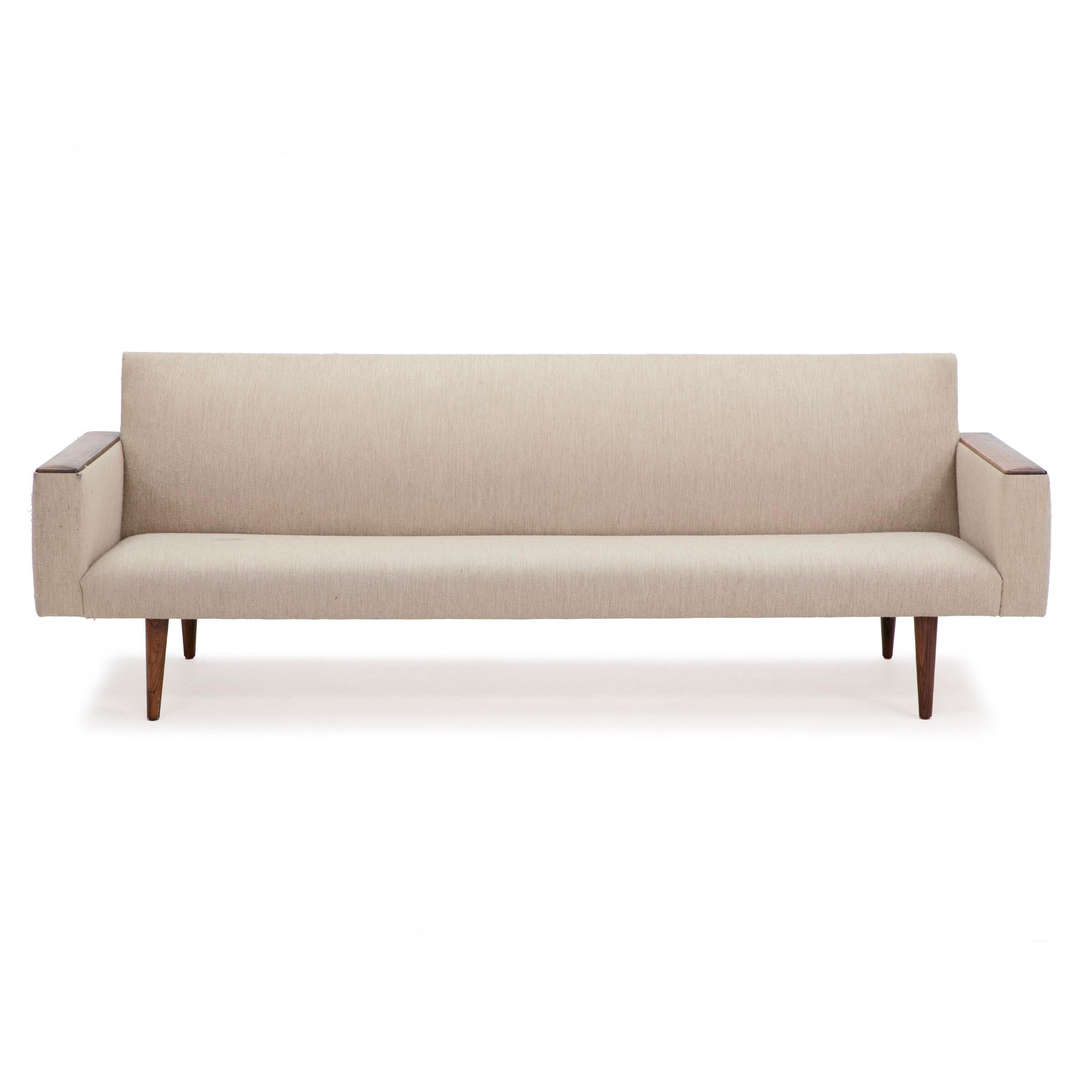 Illum Wikkelso Sofa Model No. 10 aus Wolle und Palisanderholz von Soren Willadsen, 1960er Jahre (Moderne der Mitte des Jahrhunderts) im Angebot