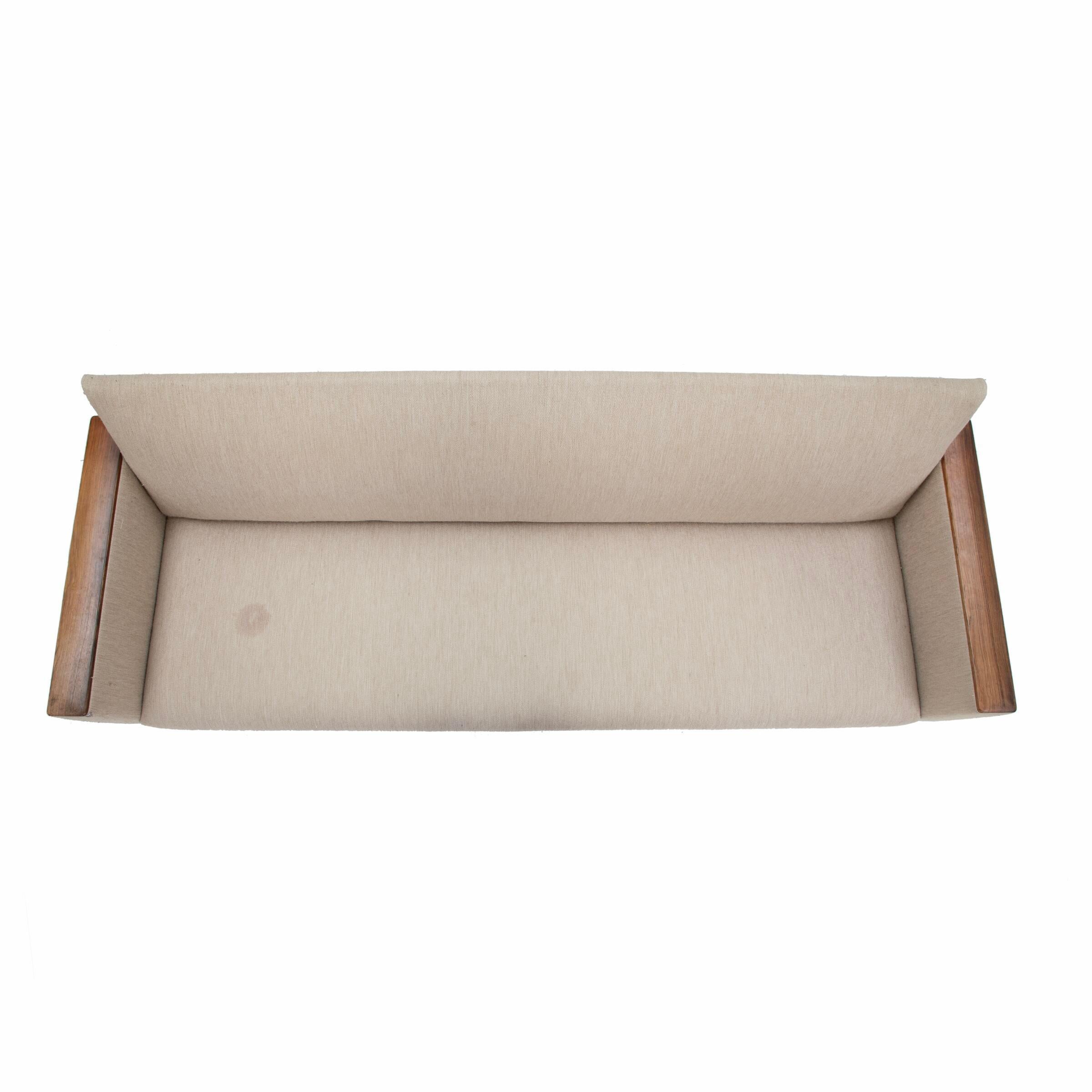 Illum Wikkelso Sofa Model No. 10 aus Wolle und Palisanderholz von Soren Willadsen, 1960er Jahre im Zustand „Gut“ im Angebot in Bridgeport, CT