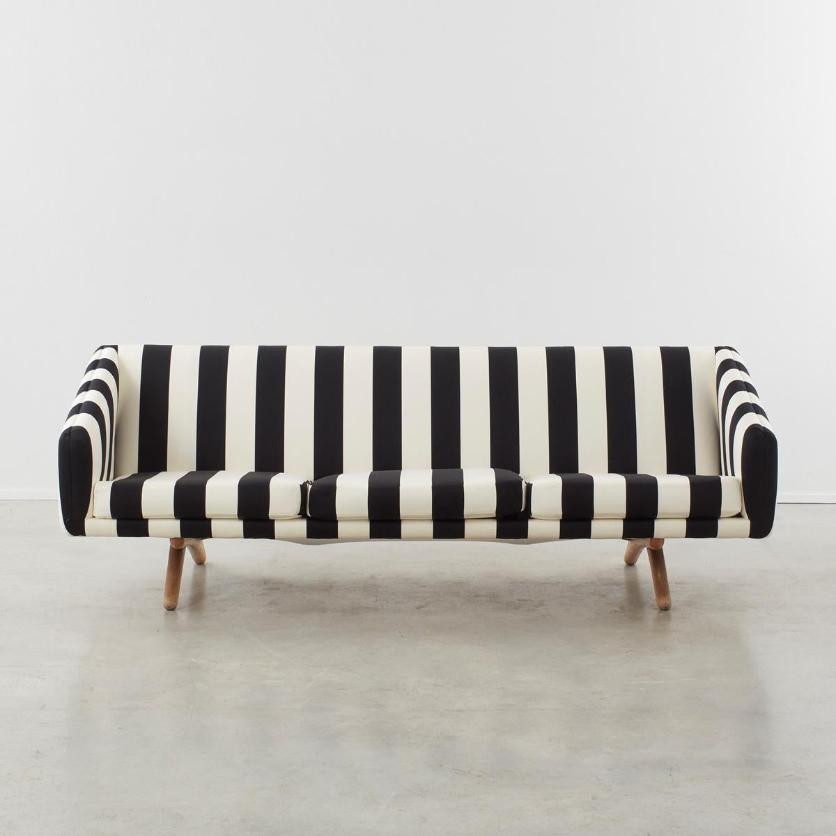 Kristian Illum Wikkelsø (1919-1999) war ein dänischer Möbeldesigner, dessen Hauptwerke, darunter das Sofa ML-90, während der Blütezeit des dänischen Designs in den 1950er und 1960er Jahren entstanden sind. Dieses viel bewunderte Sofa, das zu Recht