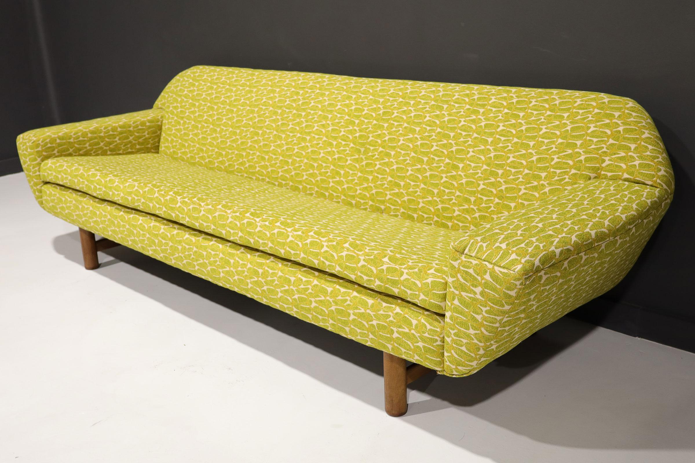 Schönes und sehr bequemes, gut verarbeitetes Sofa im Danish Modern Style. Es wurde irgendwann mit diesem geschmackvollen, leuchtend grün-gelben Stoff neu gepolstert.