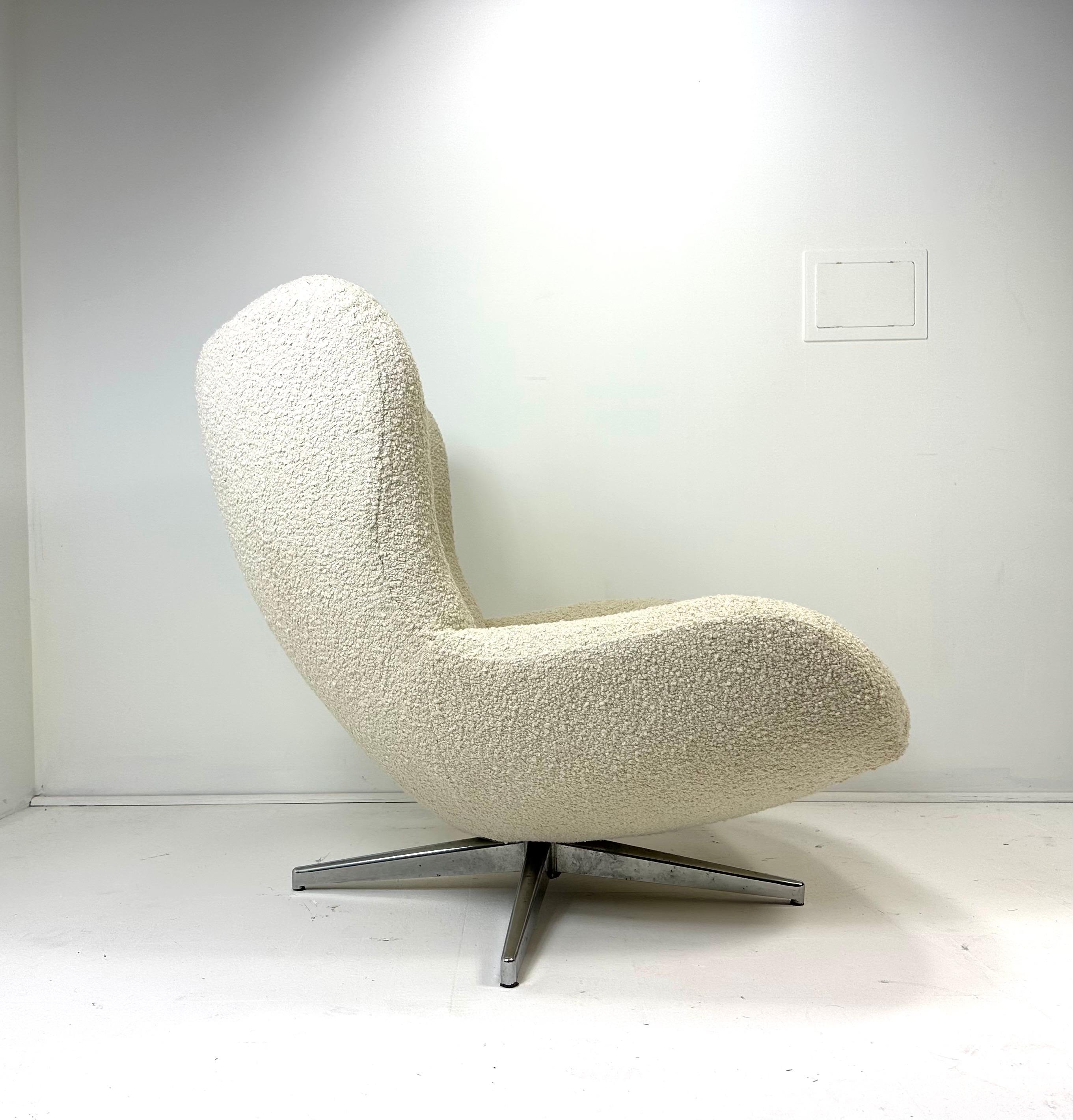 Chaise longue pivotante d'Illum Wikkelso. Modèle ML 214. Nouvellement rembourré en boucle blanche et base pivotante chromée. Fabriqué au Danemark. 1960's