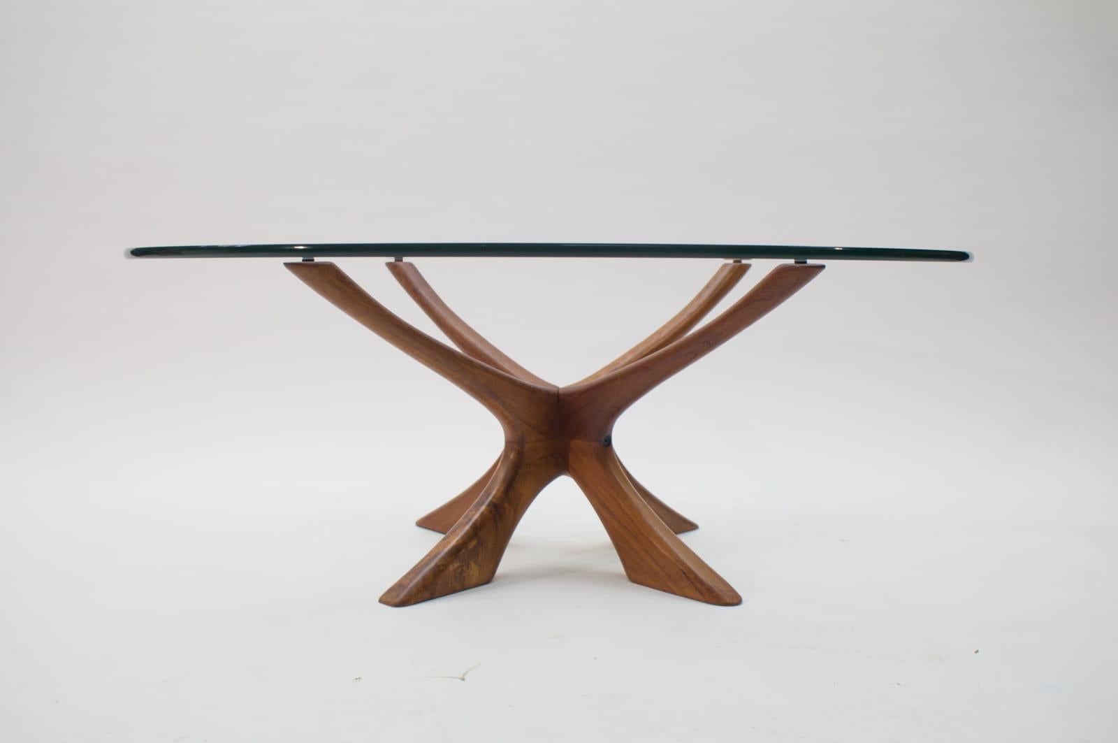 Stylish Danish modern glass top with sculptural teak frame. Designed by Illum Wikkelso, circa 1950s. Great piece that makes an impression in any modern interior.

 
 