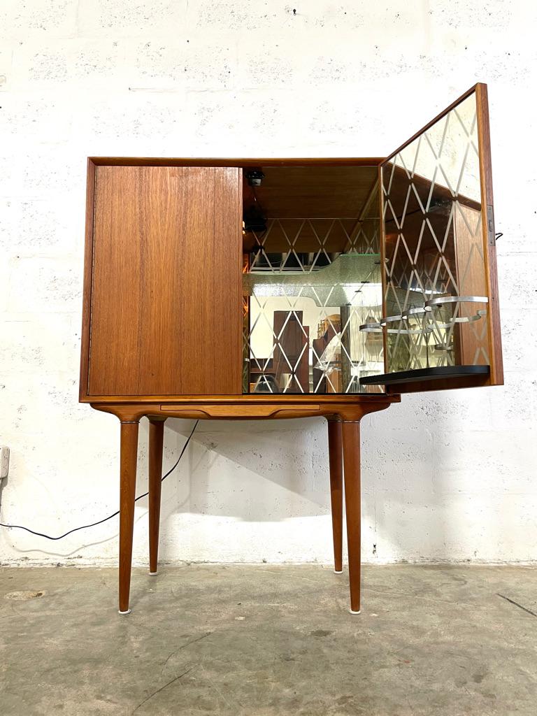 Illum Wikkelso Mueble bar de teca danés Mid Century Modern Moderno de mediados de siglo en venta