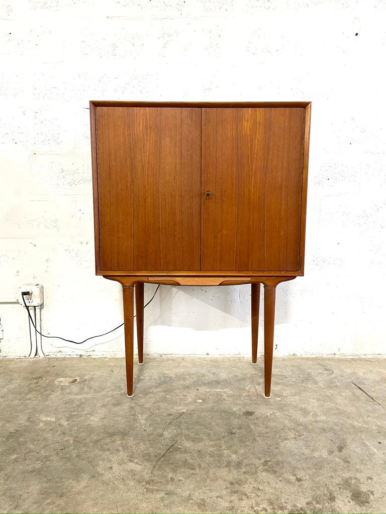 Illum Wikkelso Mueble bar de teca danés Mid Century Modern Danés en venta