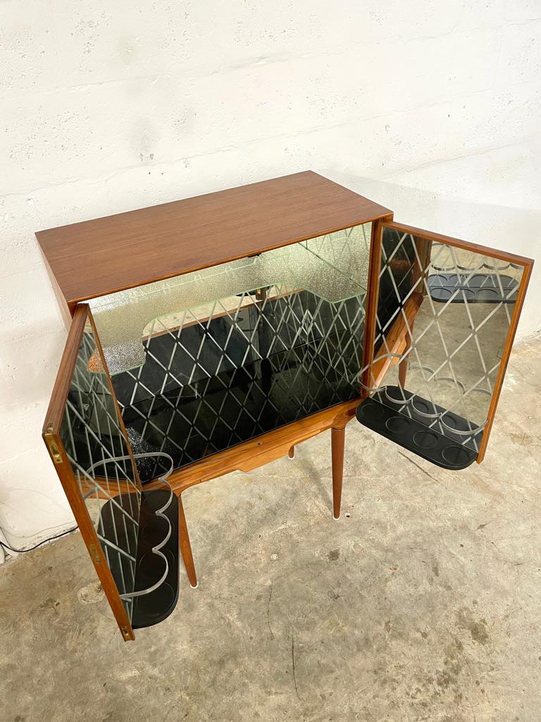 Illum Wikkelso Mueble bar de teca danés Mid Century Modern en Bueno estado para la venta en Fort Lauderdale, FL