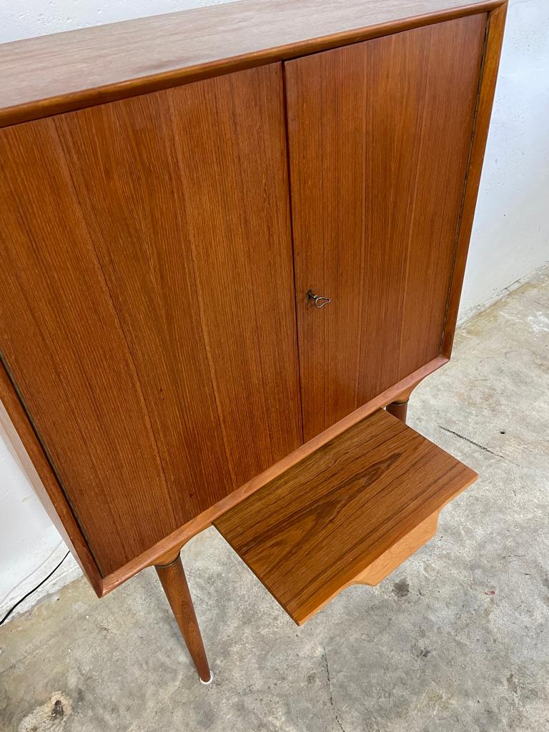 Illum Wikkelso Mueble bar de teca danés Mid Century Modern siglo XX en venta
