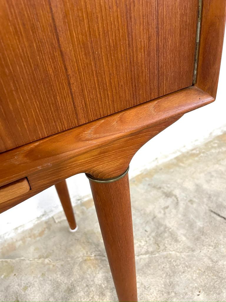 Illum Wikkelso Mueble bar de teca danés Mid Century Modern Espejo en venta