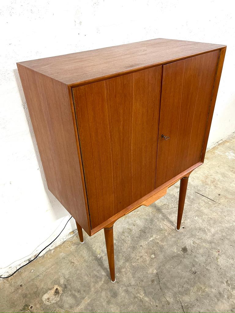 Illum Wikkelso Mueble bar de teca danés Mid Century Modern en venta 1