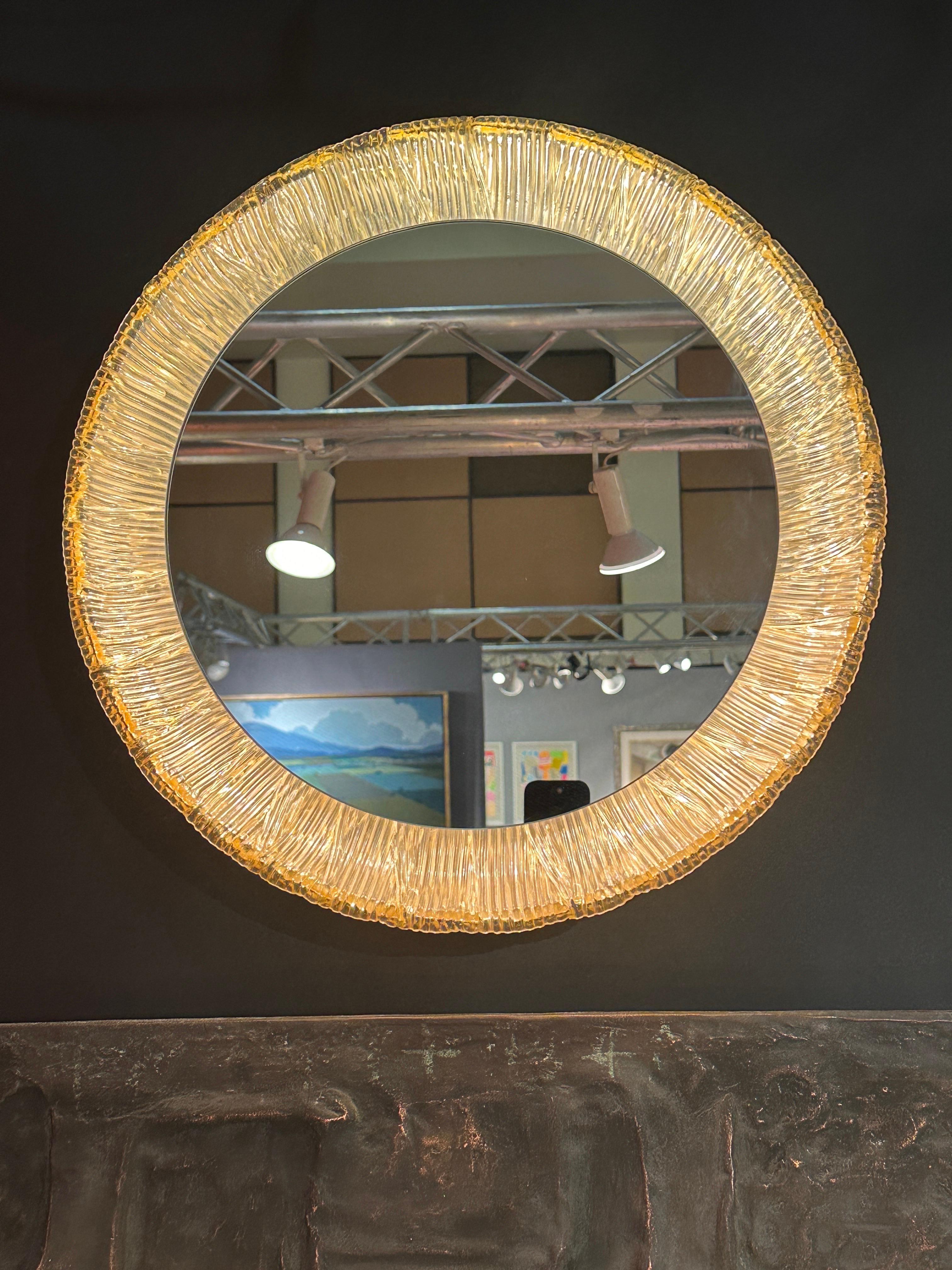 Miroir de courtoisie rétro-éclairé en acrylique fabriqué en Allemagne dans les années 1970
Seul le miroir a un diamètre de 14