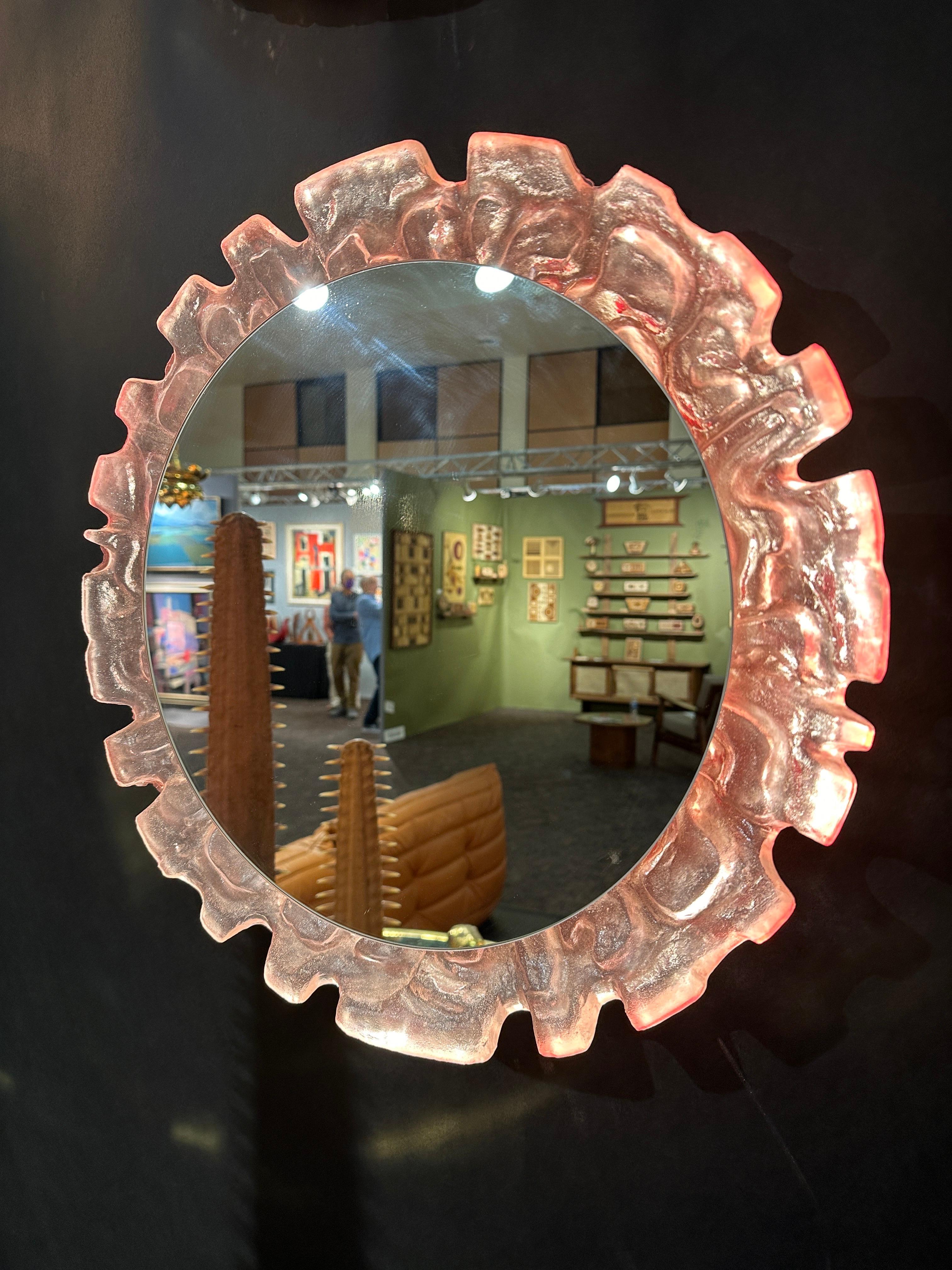 Miroir de courtoisie rétro-éclairé en acrylique. Il doit être câblé au mur par un électricien agréé.  Seul le miroir a un diamètre de 14
