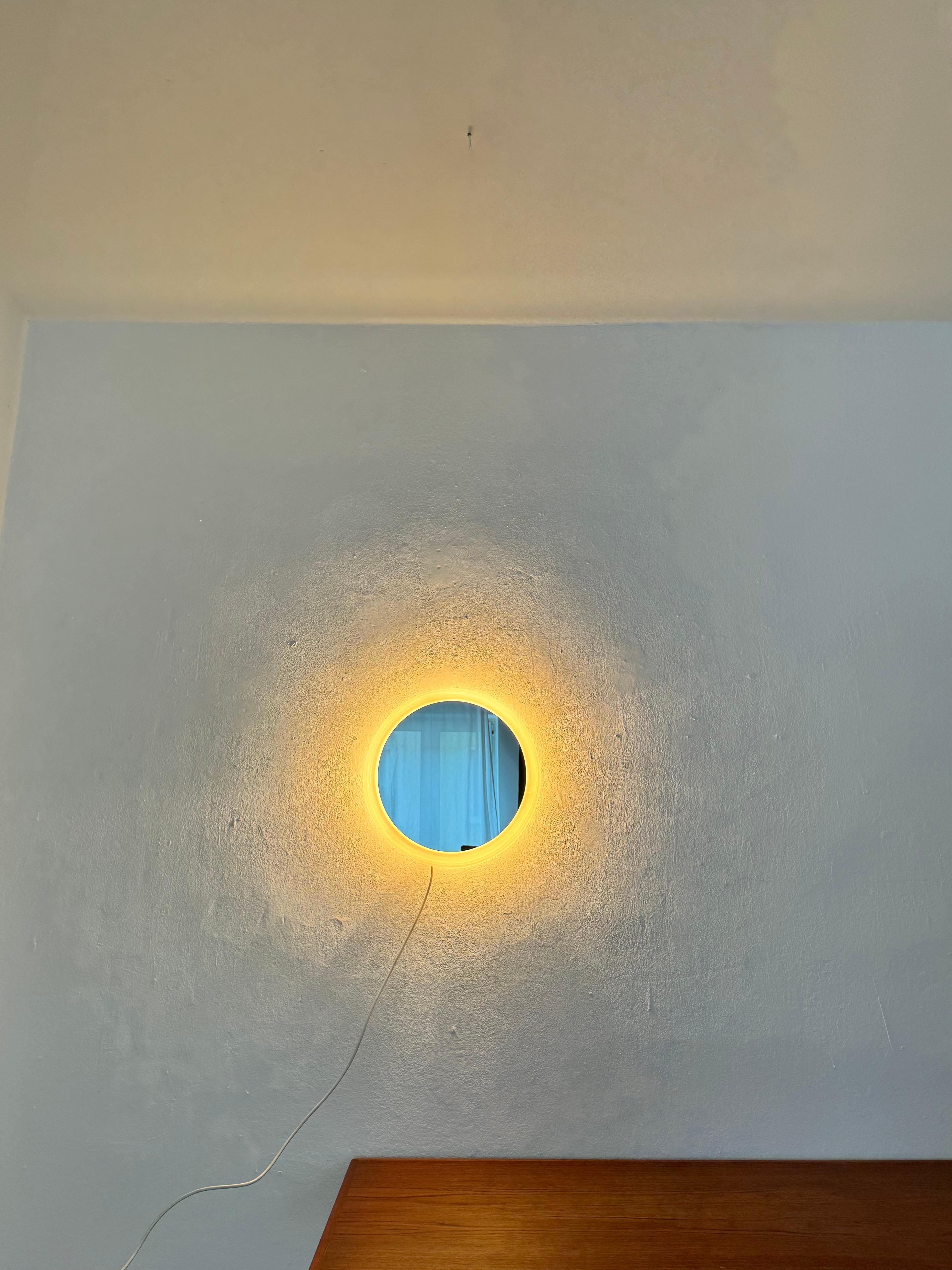 Miroir mural en acrylique éclairé en vente 4