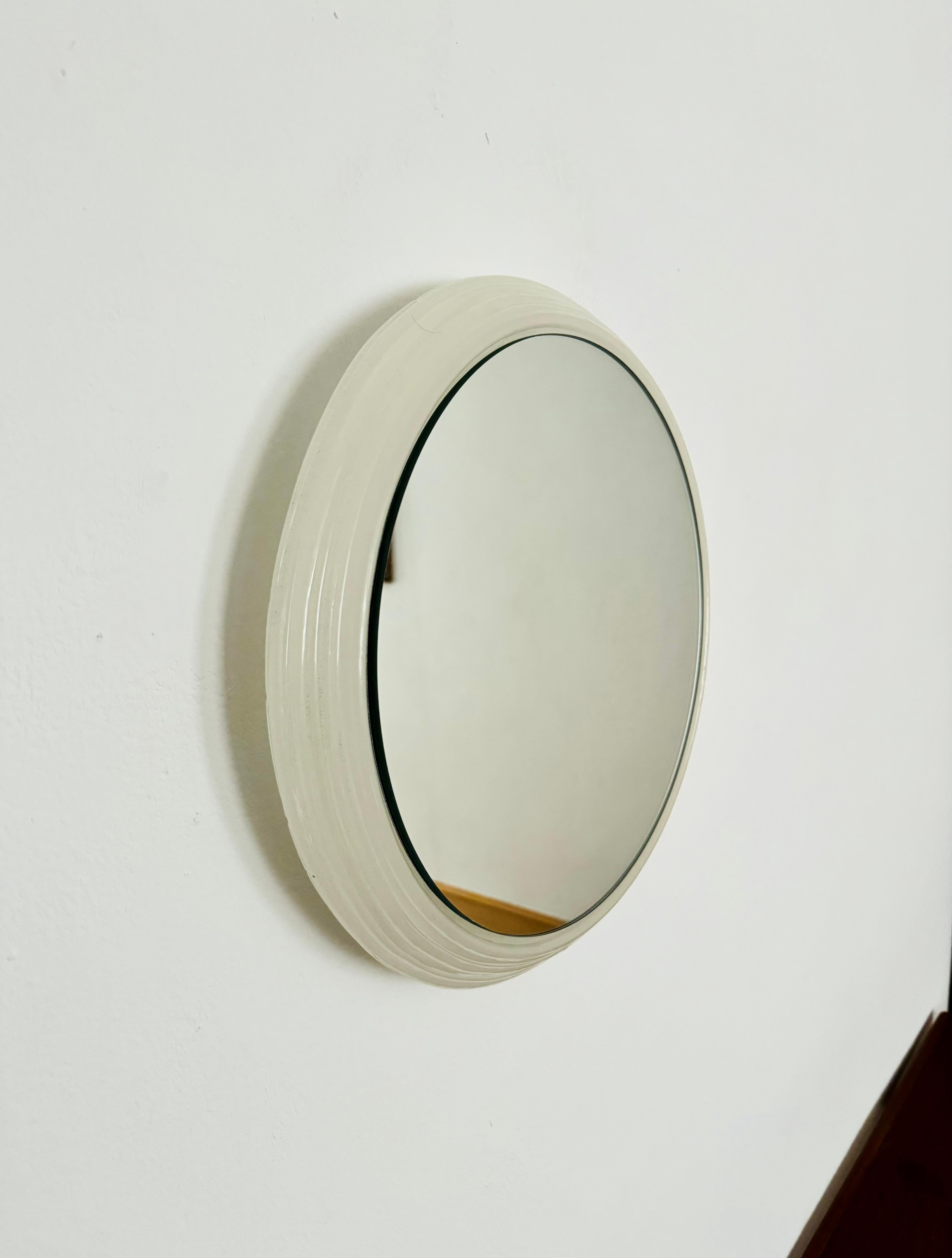 Très beau miroir mural éclairé avec cadre en acrylique des années 1970.
Forme très élégante et classique.
Il crée une lumière très agréable.

Condit :

Très bon état vintage avec de légers signes d'usure dus à l'âge.

Les photos font partie de la