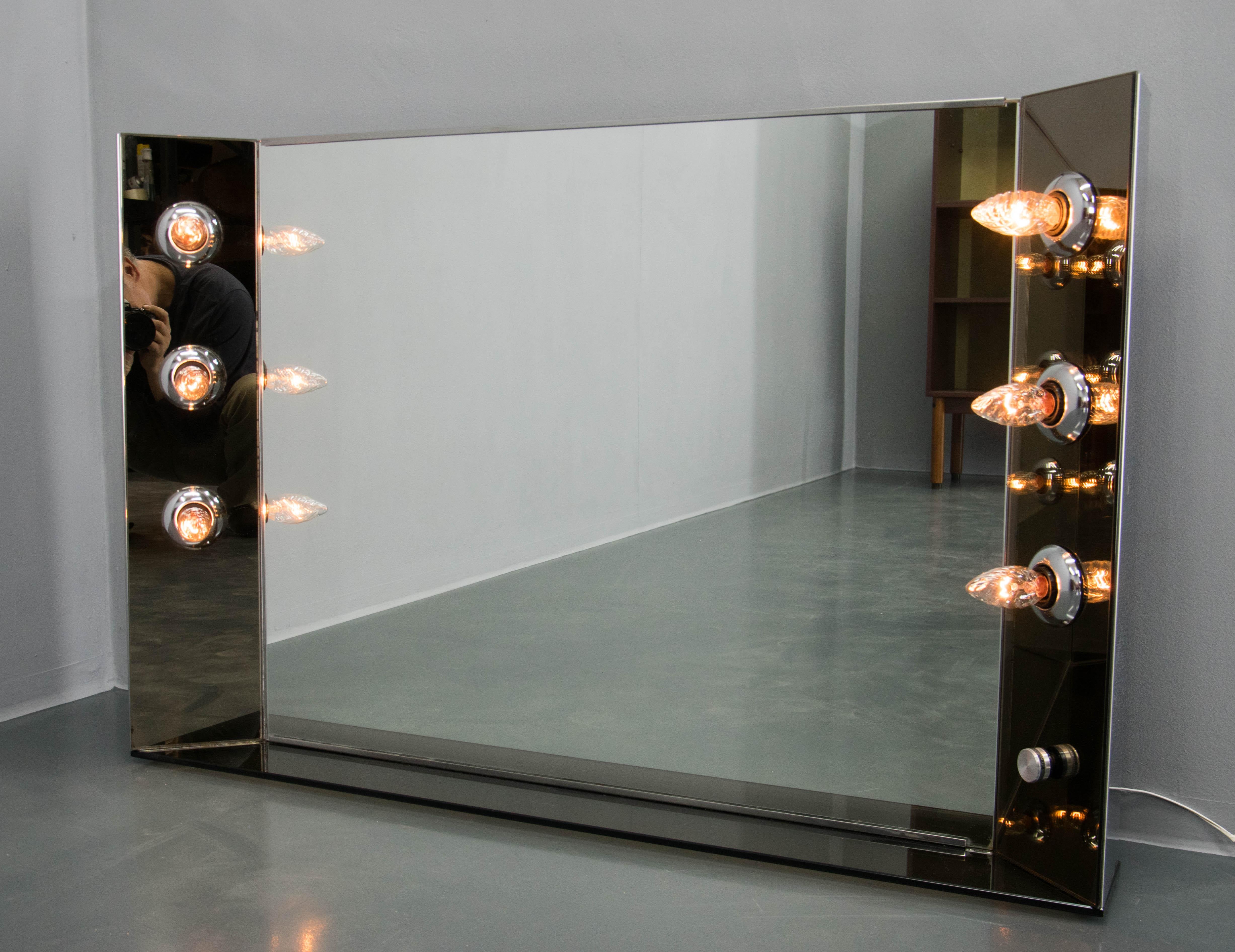 Italian bathroom mirror illuminated by six E12-E14 bulbs with a dimmer that regulates the intensity of light.
Made of smoked glass
Perfect condition, only a few scratches on the shelf.
Shipping quote on request.
