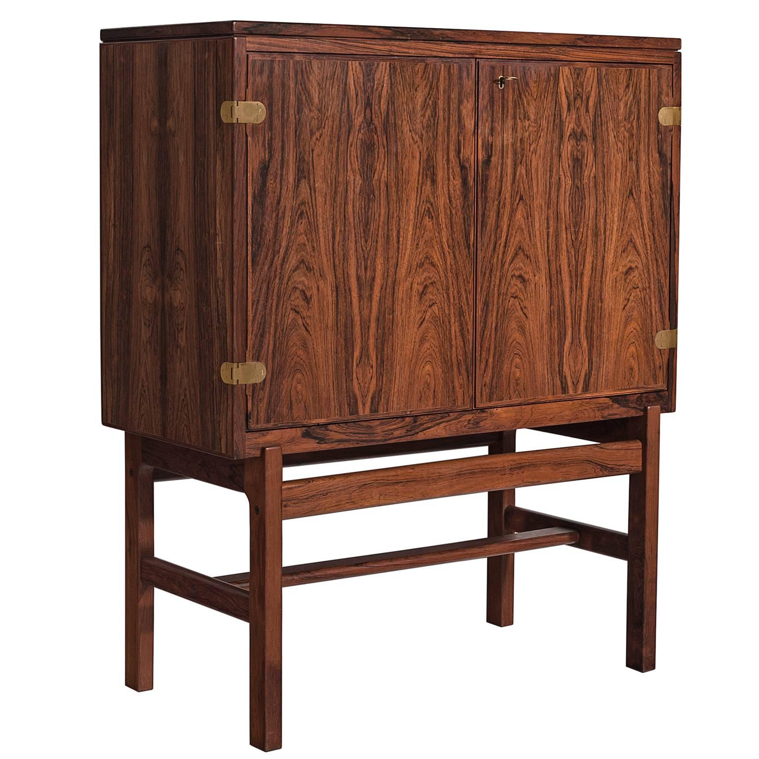 Dry bar cabinet, rosewood, brass, Denmark, 1960s.

Very well proportioned Danish bar cabinet with exceptionally well grained rosewood. Even the interior of the doors shows this grain which makes this bar very well suitable for leaving it open. The