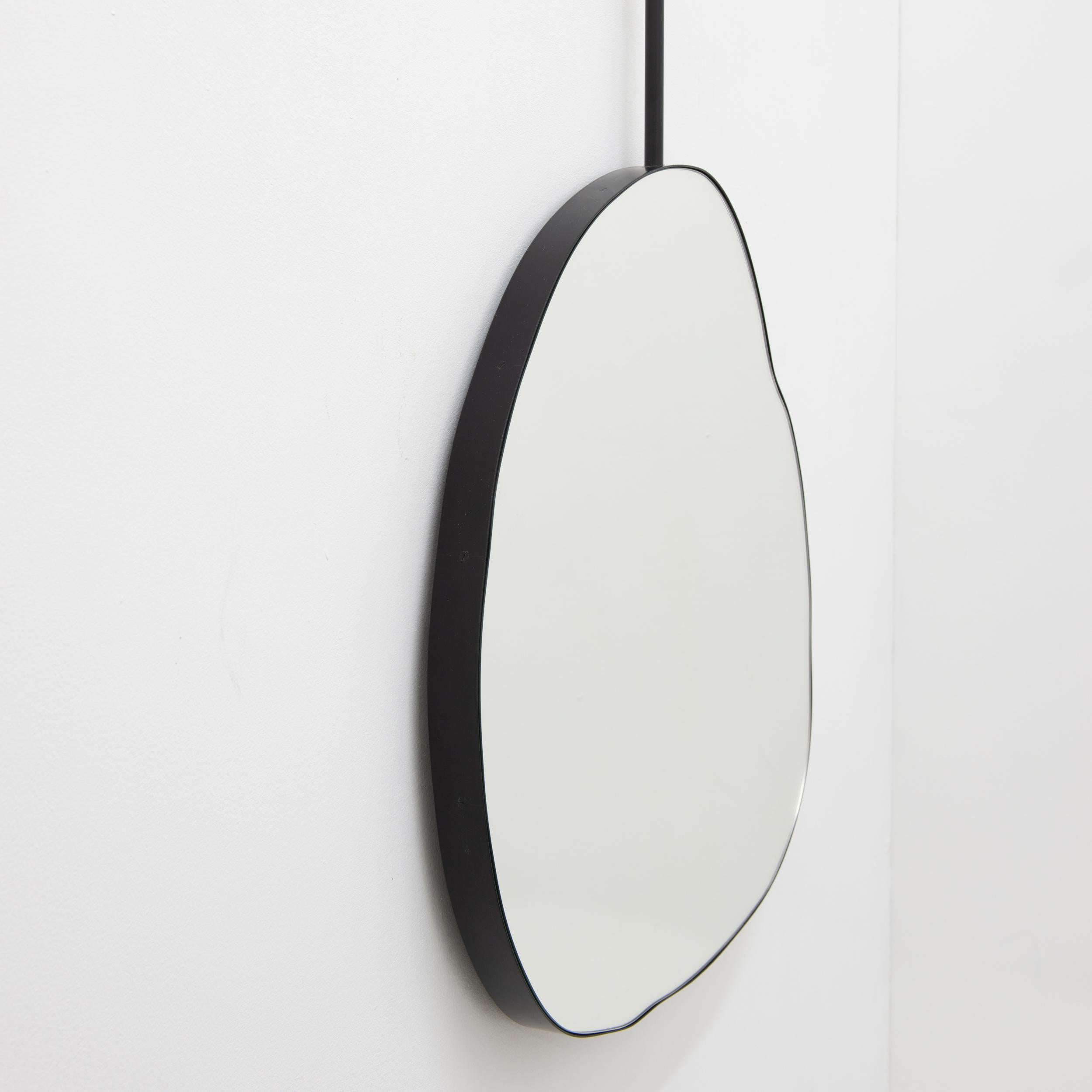 Miroir organique irrégulier suspendu au plafond Ergon, éclairé, cadre noir moderne en vente 1