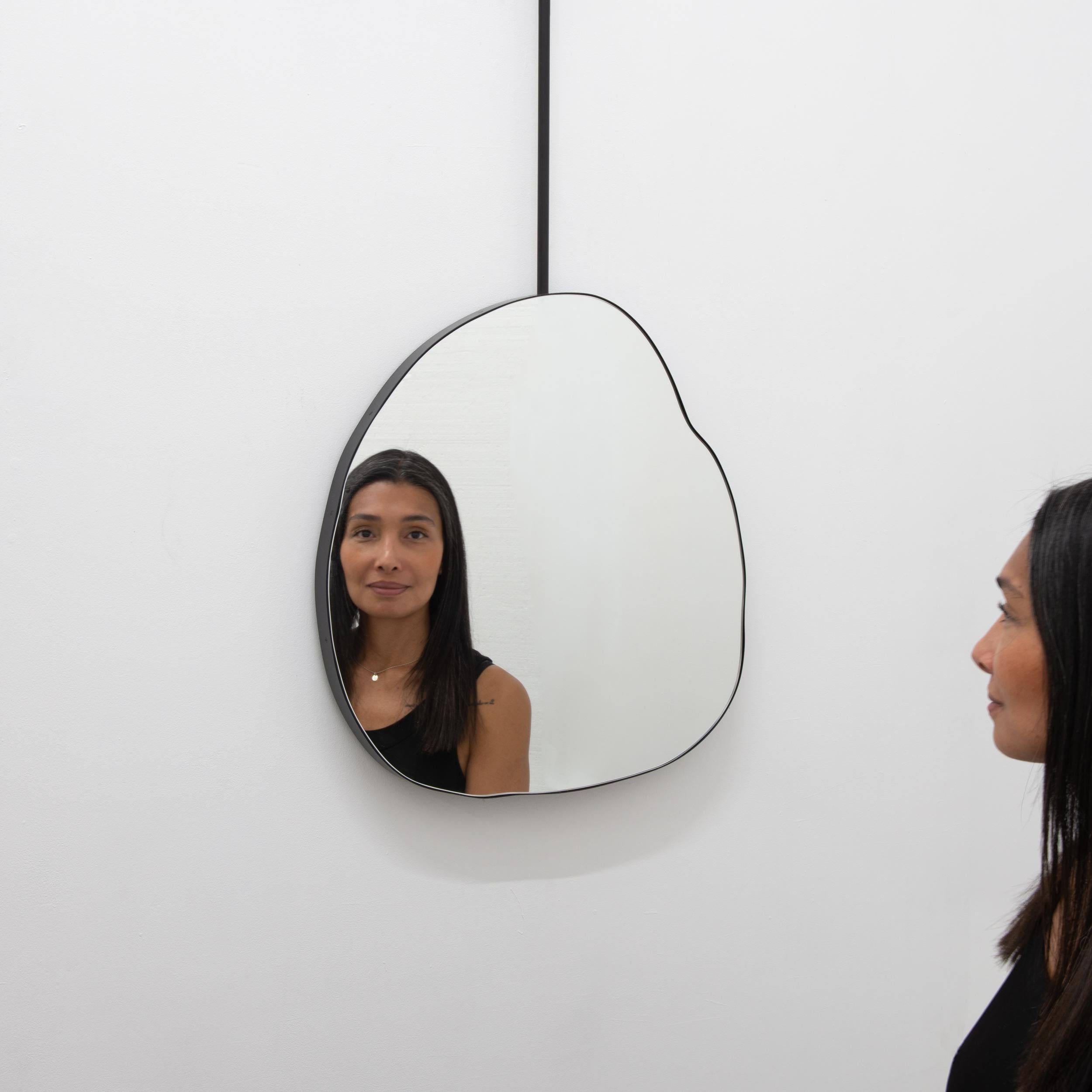 Britannique Miroir organique irrégulier suspendu au plafond Ergon, éclairé, cadre noir moderne en vente