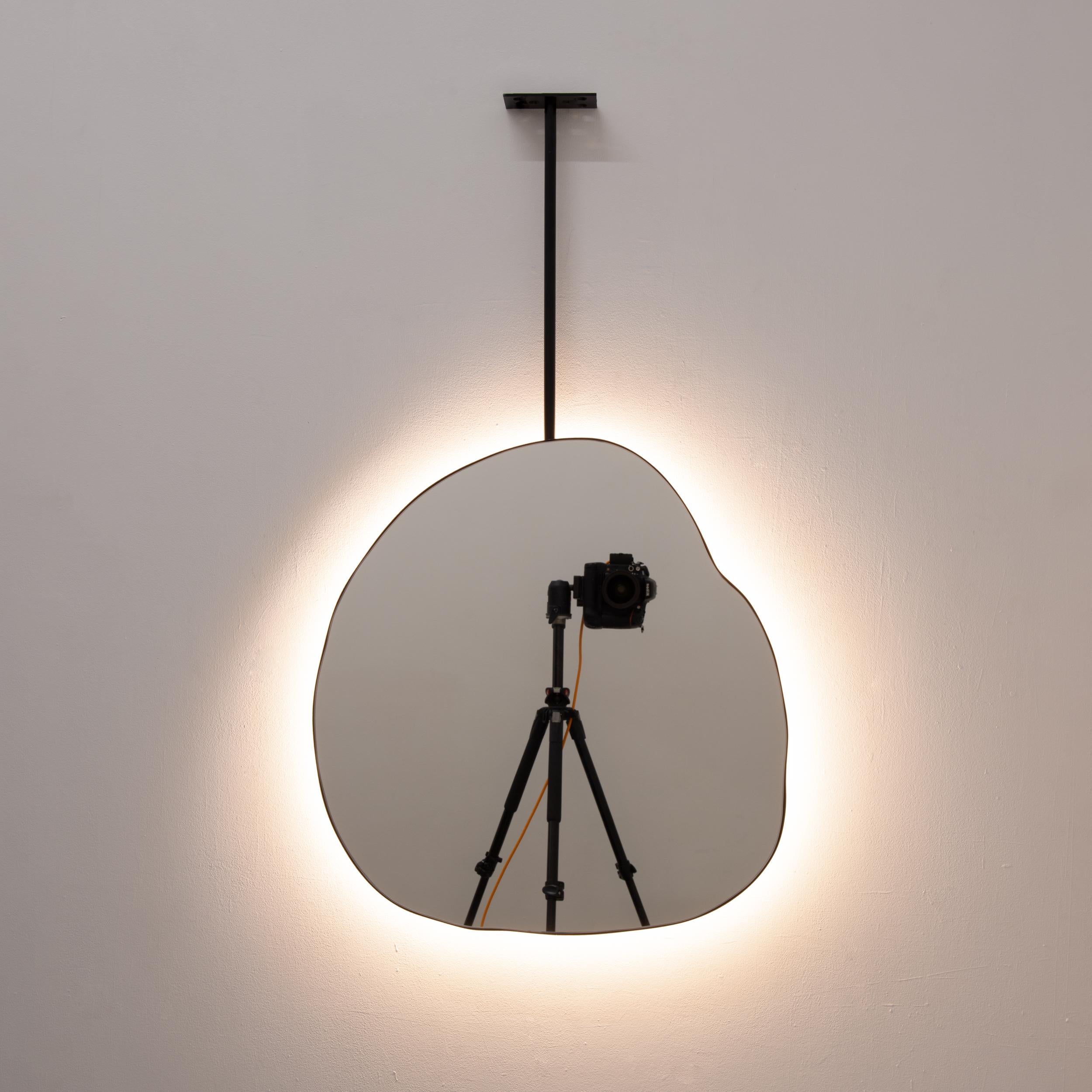 Poudré Miroir organique irrégulier suspendu au plafond Ergon, éclairé, cadre noir moderne en vente