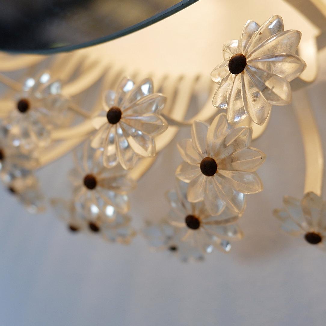 Miroir à fleurs en verre illuminé (Ø 30cm) par Emil Stejnar pour Rupert Nikoll
Fleur - Miroir - Autriche années 1960
Mesures : Total : Ø43cm Miroir:Ø30cm 
Matériaux : Métal - Miroir - Lucite 
Usure correspondant à l'âge et à l'usage.